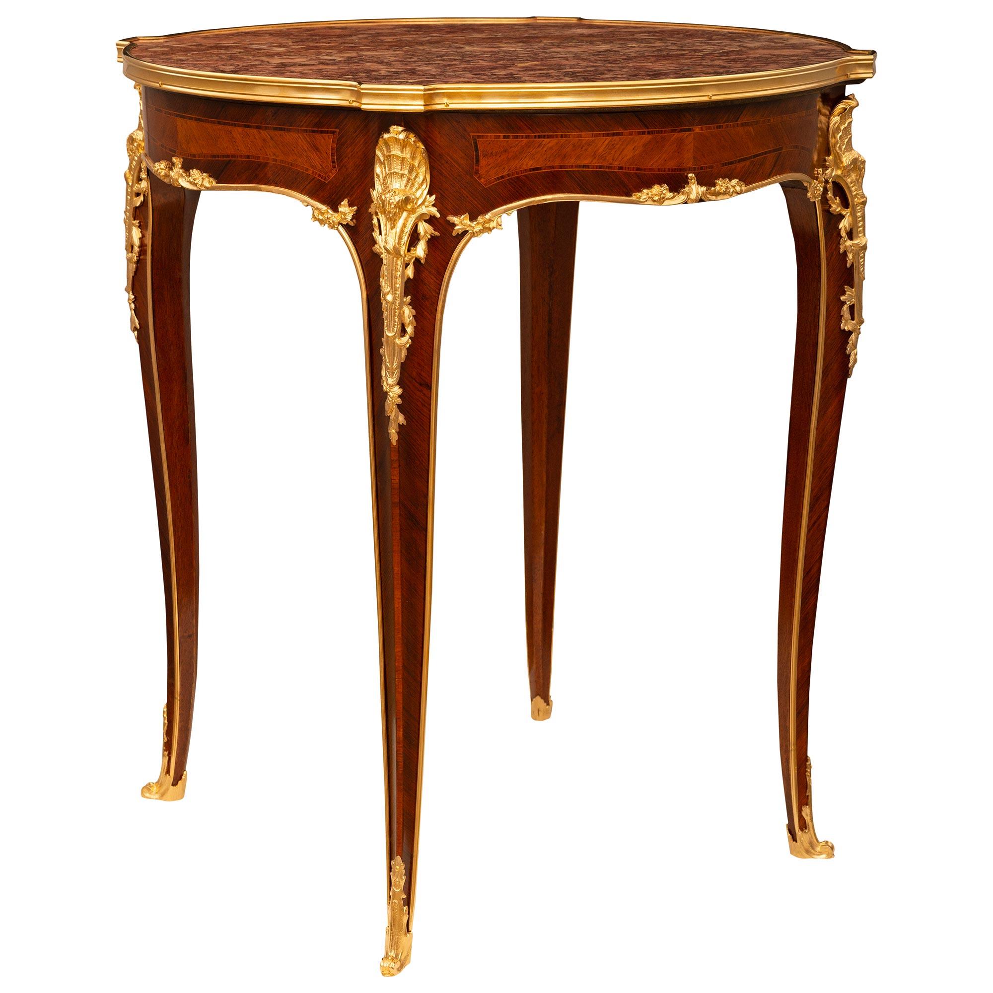 Mesa auxiliar francesa del siglo XIX, estilo Luis XV, de madera de tulipán, kingwood, ormolu y mármol Francés en venta