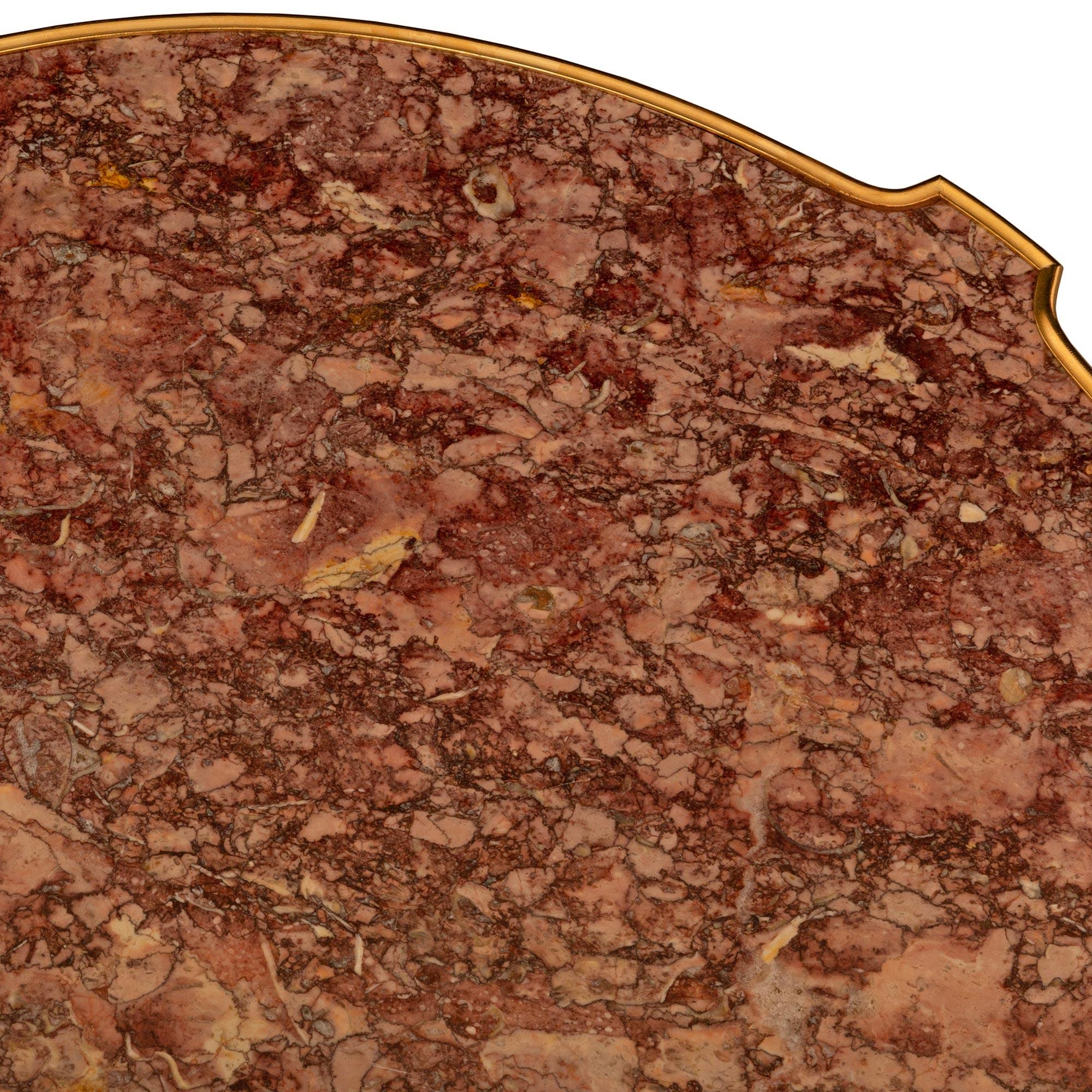 Mesa auxiliar francesa del siglo XIX, estilo Luis XV, de madera de tulipán, kingwood, ormolu y mármol en Bueno estado para la venta en West Palm Beach, FL