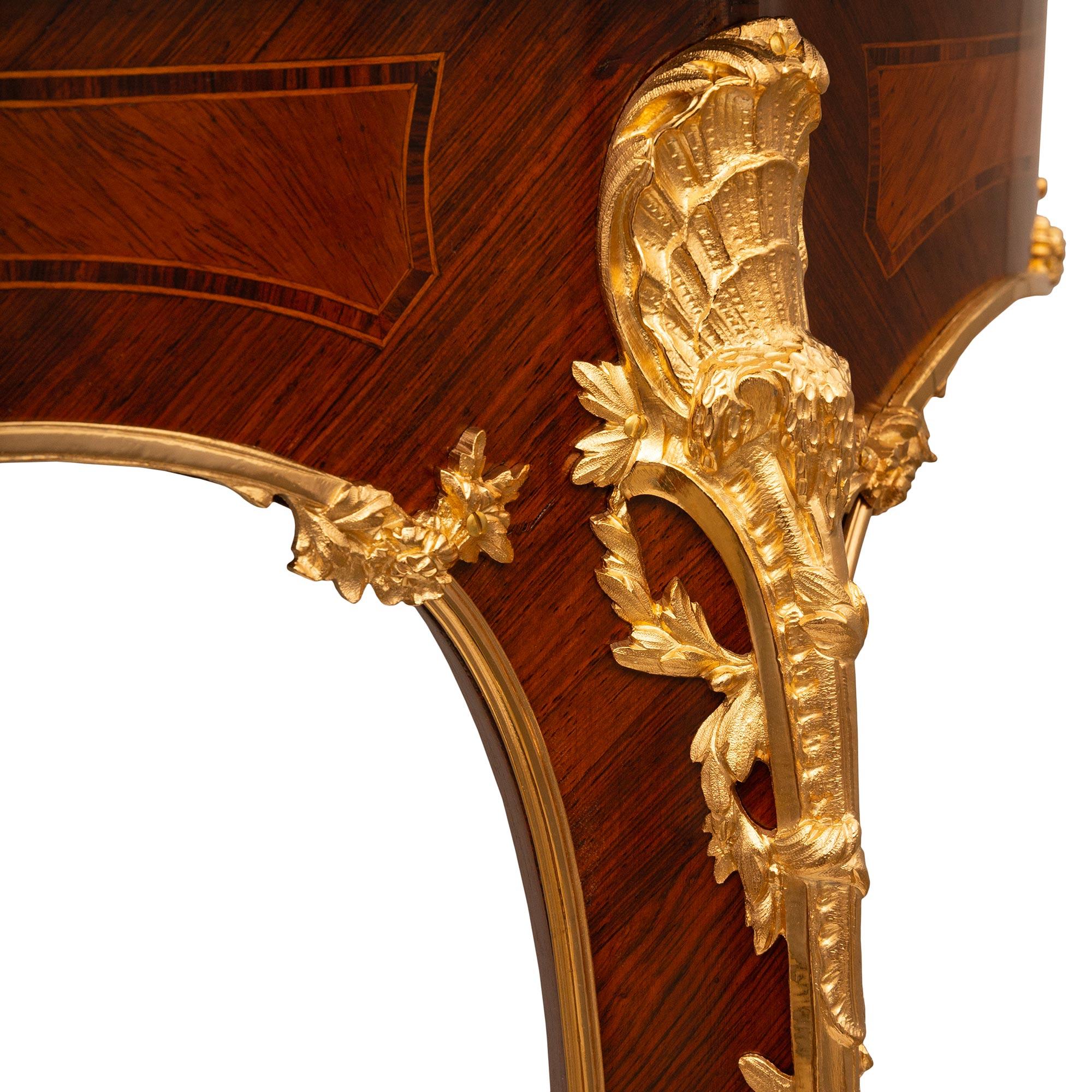 Mesa auxiliar francesa del siglo XIX, estilo Luis XV, de madera de tulipán, kingwood, ormolu y mármol Ormolú en venta