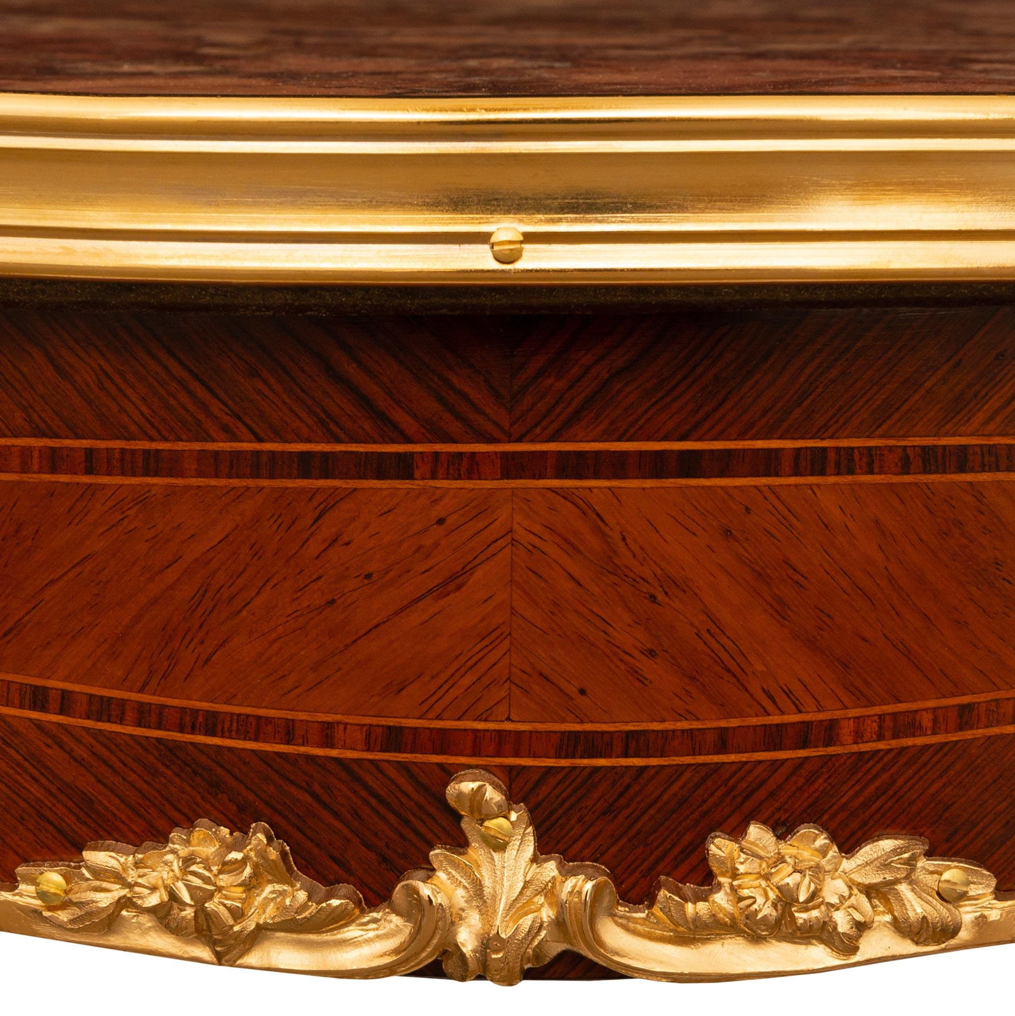 Mesa auxiliar francesa del siglo XIX, estilo Luis XV, de madera de tulipán, kingwood, ormolu y mármol en venta 1