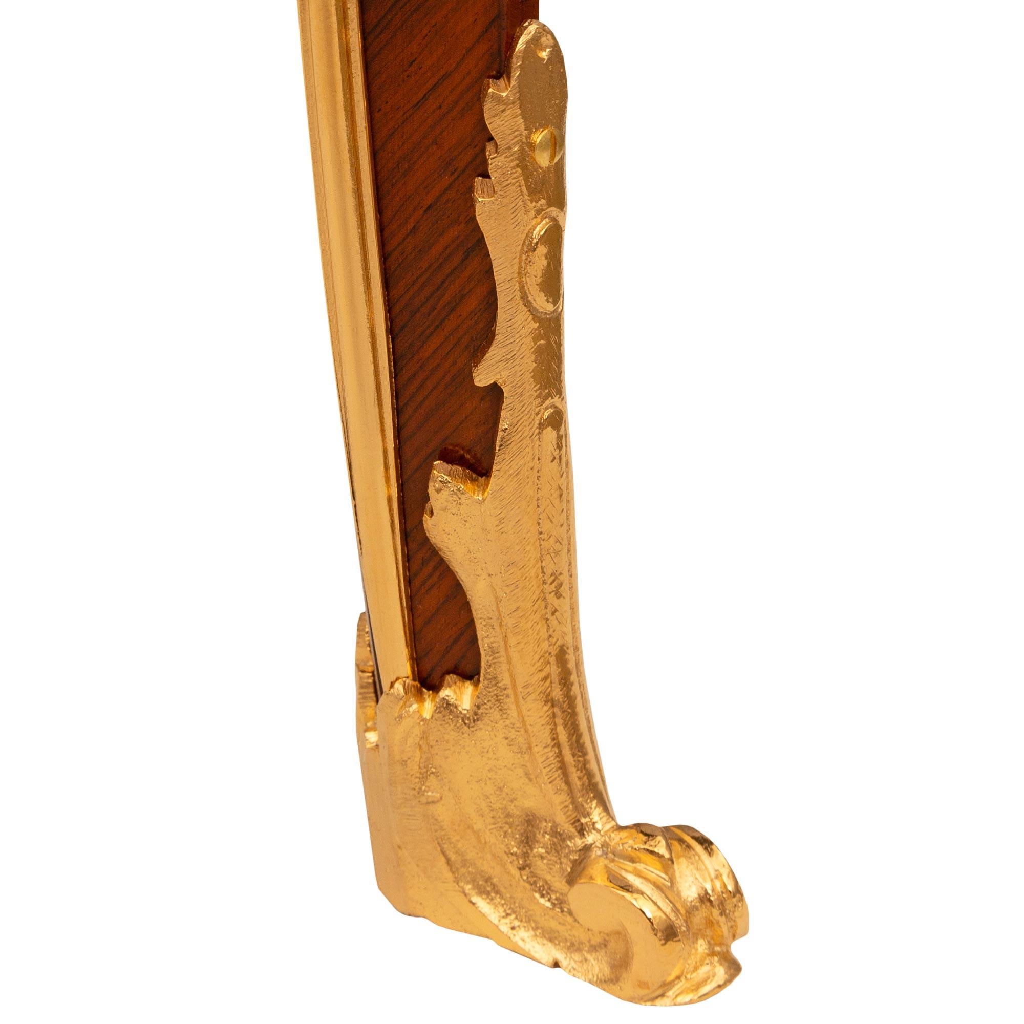 Mesa auxiliar francesa del siglo XIX, estilo Luis XV, de madera de tulipán, kingwood, ormolu y mármol en venta 2