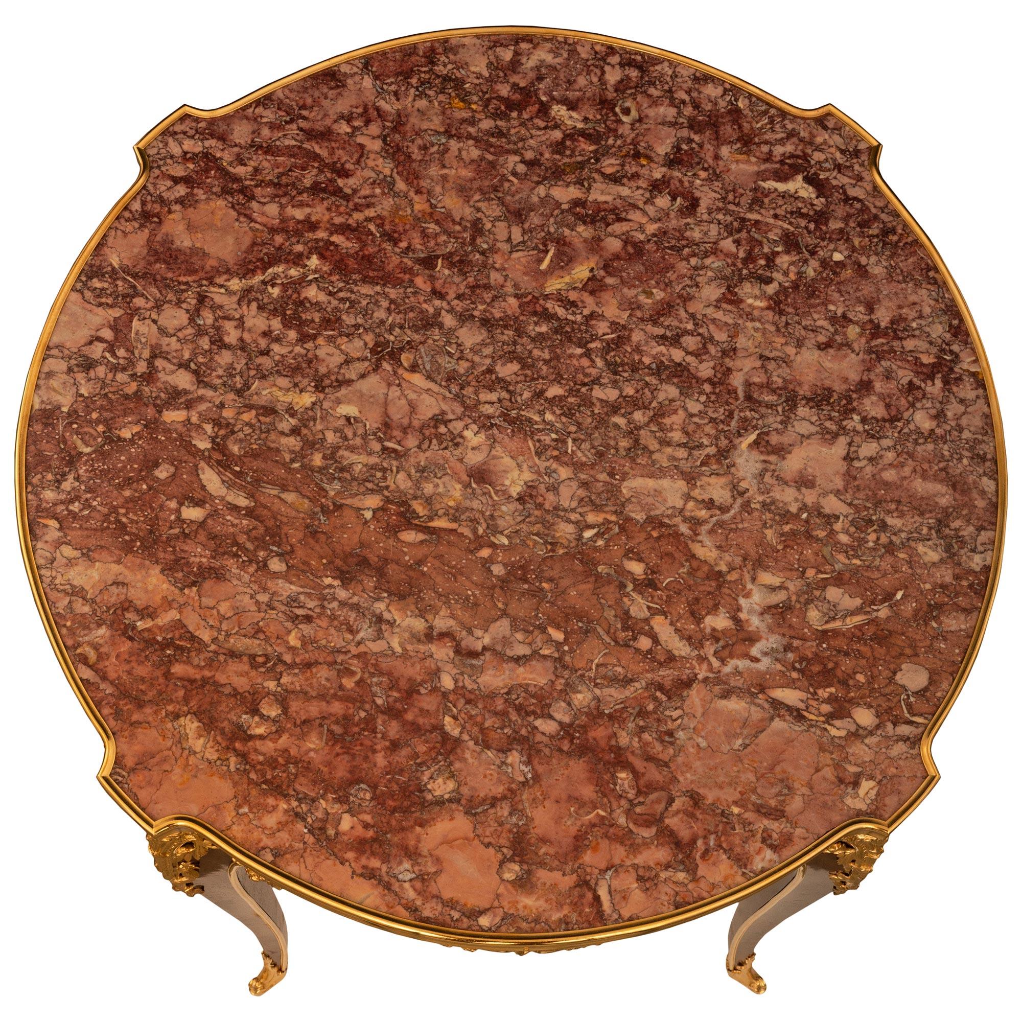 Mesa auxiliar francesa del siglo XIX, estilo Luis XV, de madera de tulipán, kingwood, ormolu y mármol en venta 3