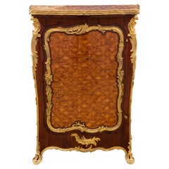 Cabinet français du XIXe siècle de style Louis XV en bois de tulipier, acajou, bronze doré et marbre