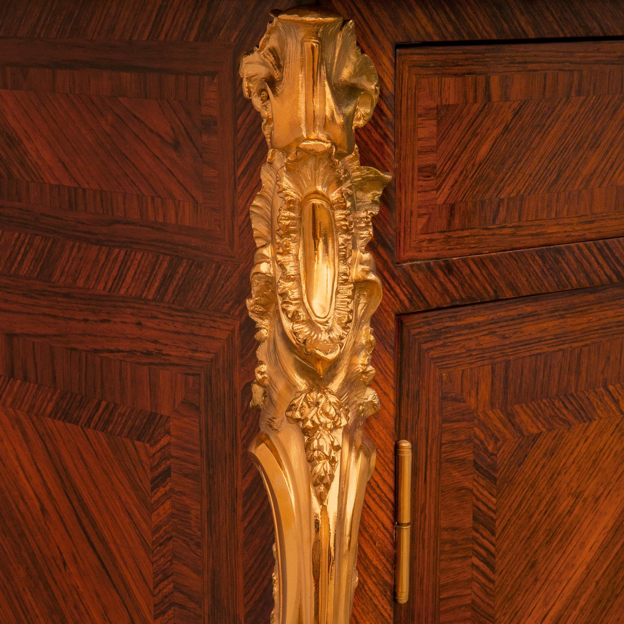 Bronze doré Buffet Louis XV du 19ème siècle en bois de tulipier, bronze doré et marbre en vente