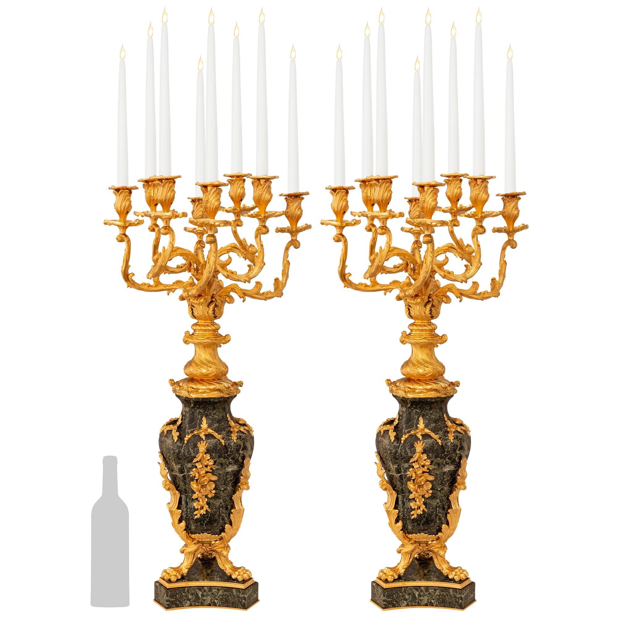 Una splendida ed elegante coppia di candelabri francesi del XIX secolo in marmo Vert de Patricia e Ormolu. Ogni candelabro a otto bracci è sollevato da tre gambe a 