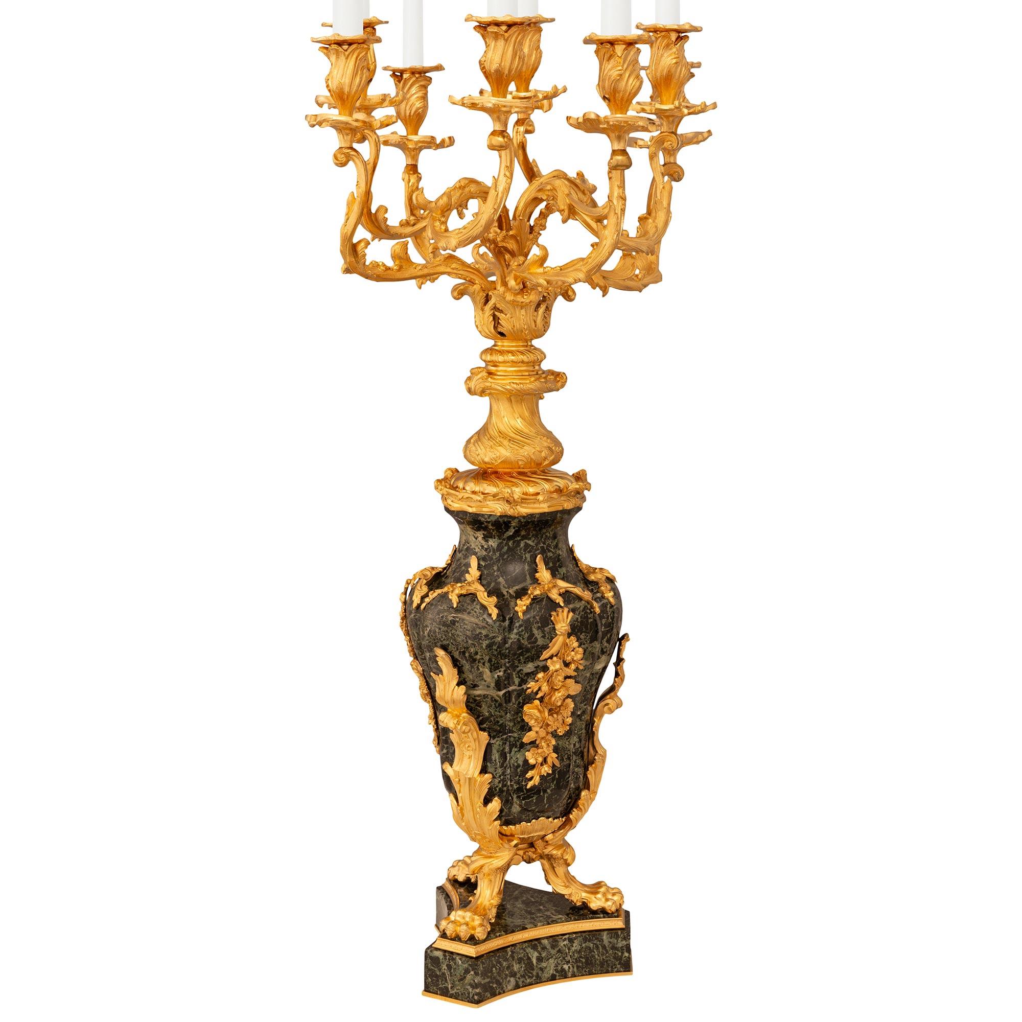 Luigi XV Candelabri francesi del XIX secolo in marmo Vert de Patricia e Ormolu in vendita