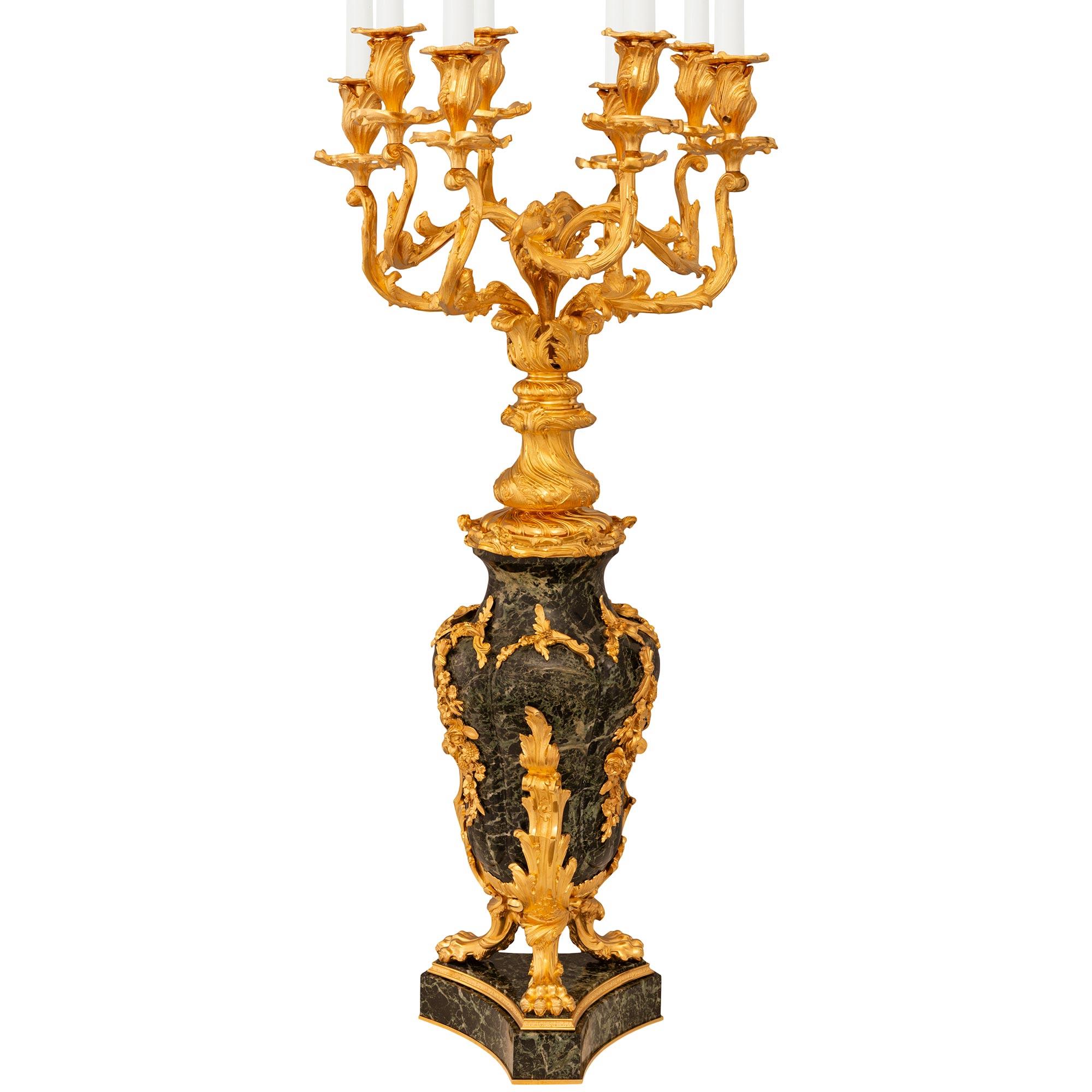 Francese Candelabri francesi del XIX secolo in marmo Vert de Patricia e Ormolu in vendita