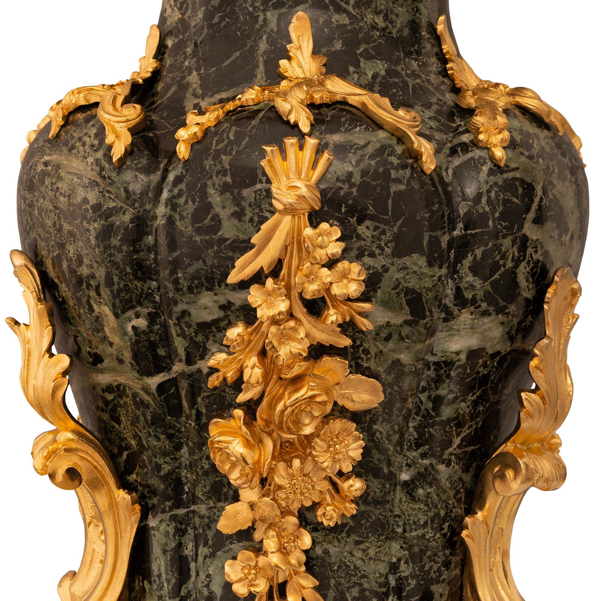 Candelabri francesi del XIX secolo in marmo Vert de Patricia e Ormolu in vendita 2