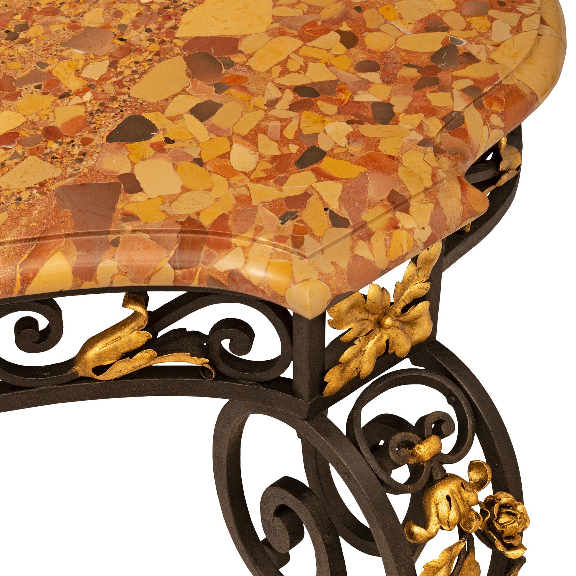 Consola francesa del siglo XIX de hierro forjado, metal dorado y mármol estilo Luis XV en Bueno estado para la venta en West Palm Beach, FL