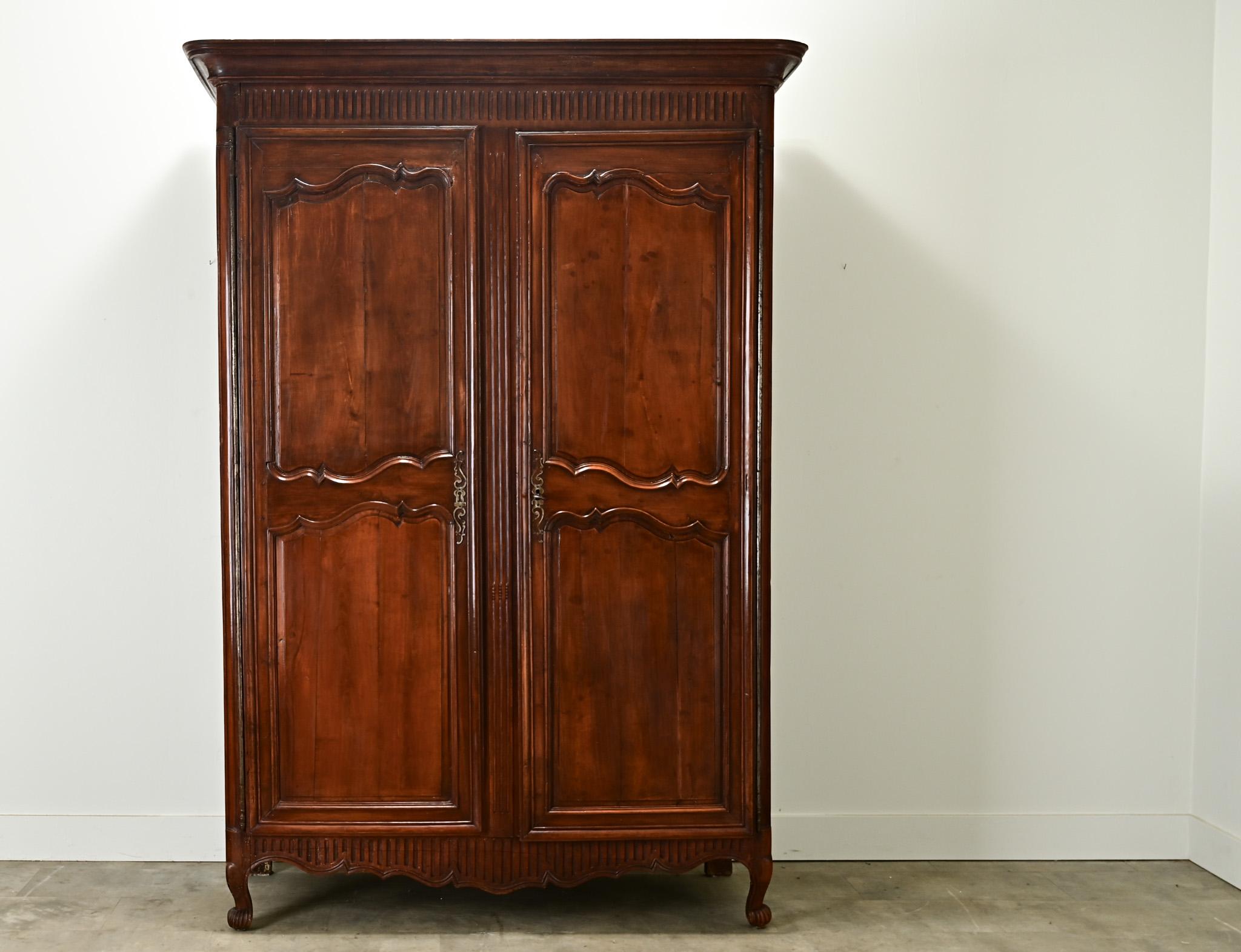 Français Armoire française du 19ème siècle de style Louis XV