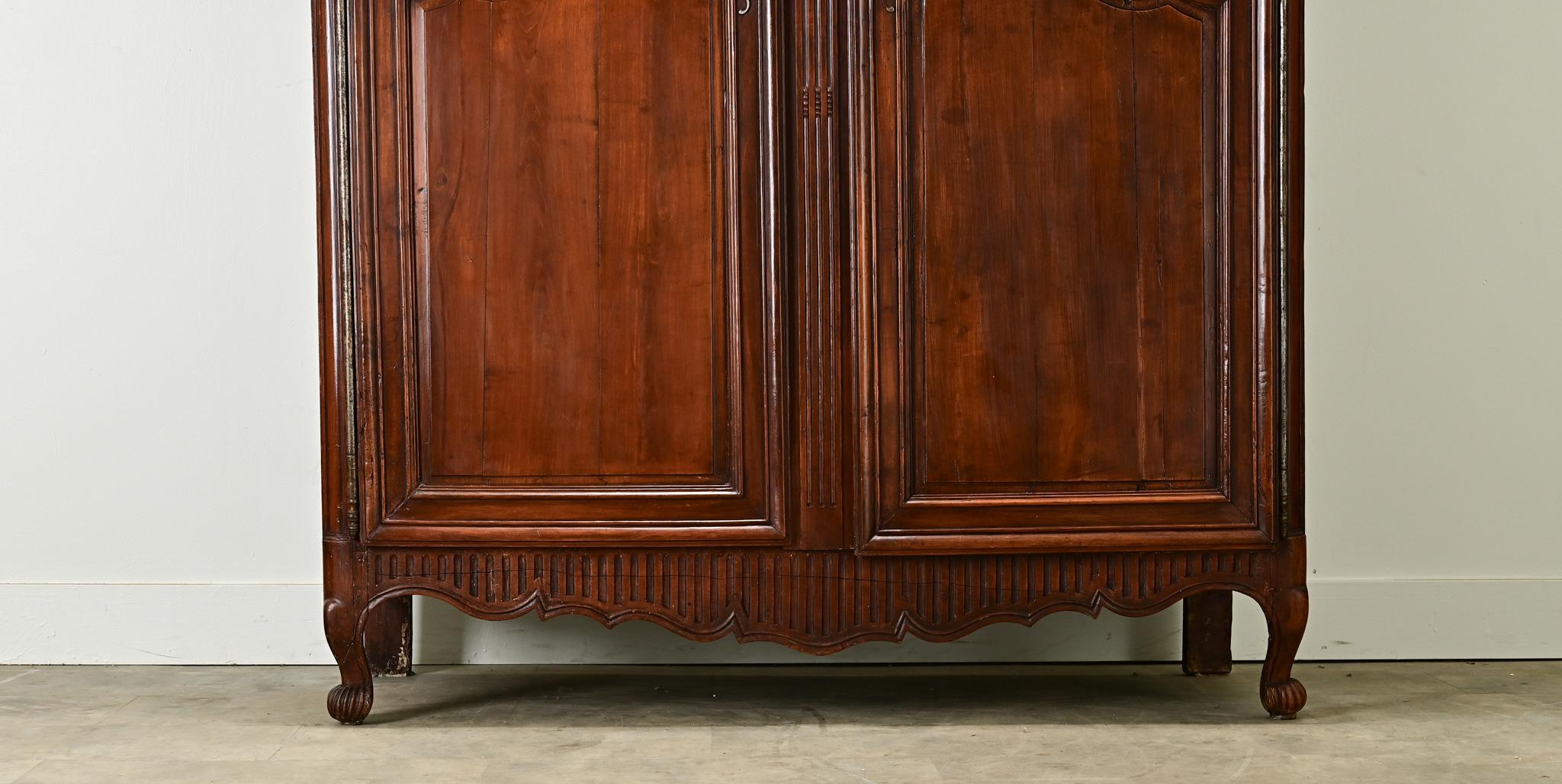 Sculpté à la main Armoire française du 19ème siècle de style Louis XV