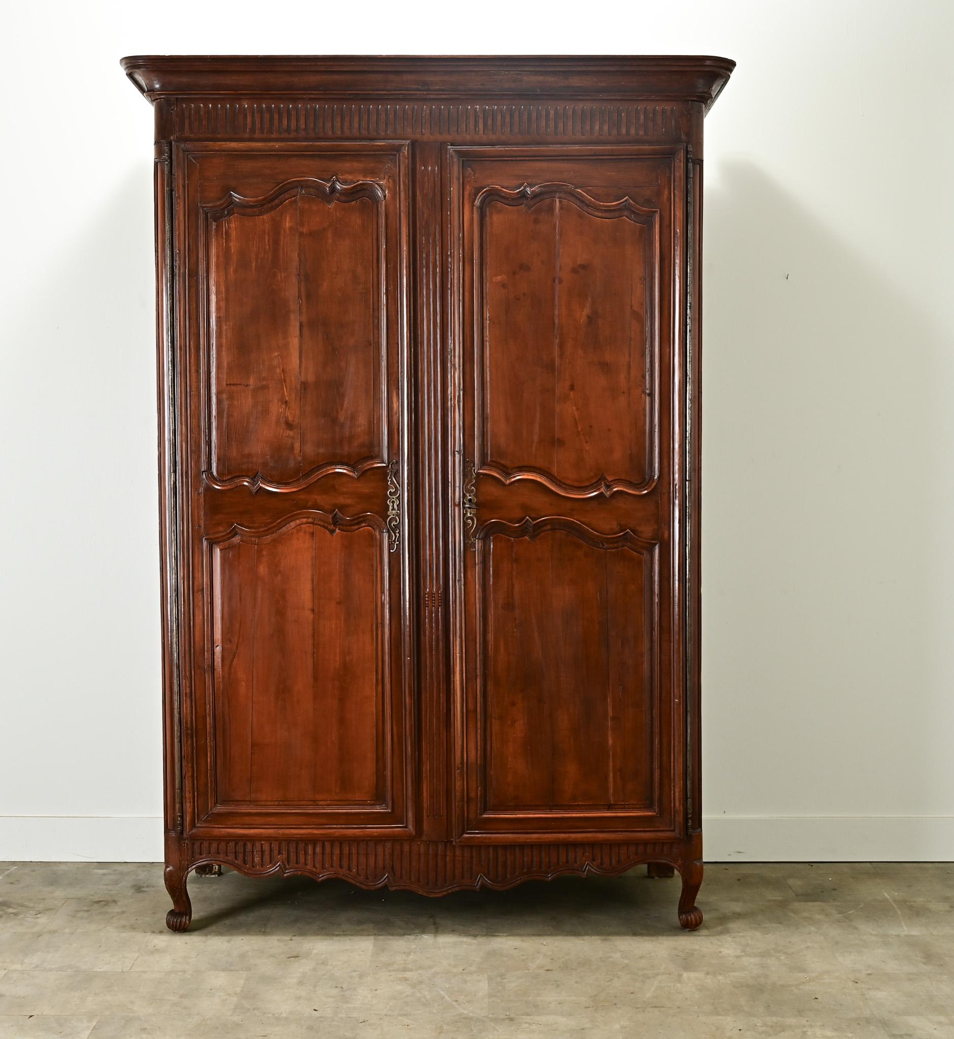 XIXe siècle Armoire française du 19ème siècle de style Louis XV