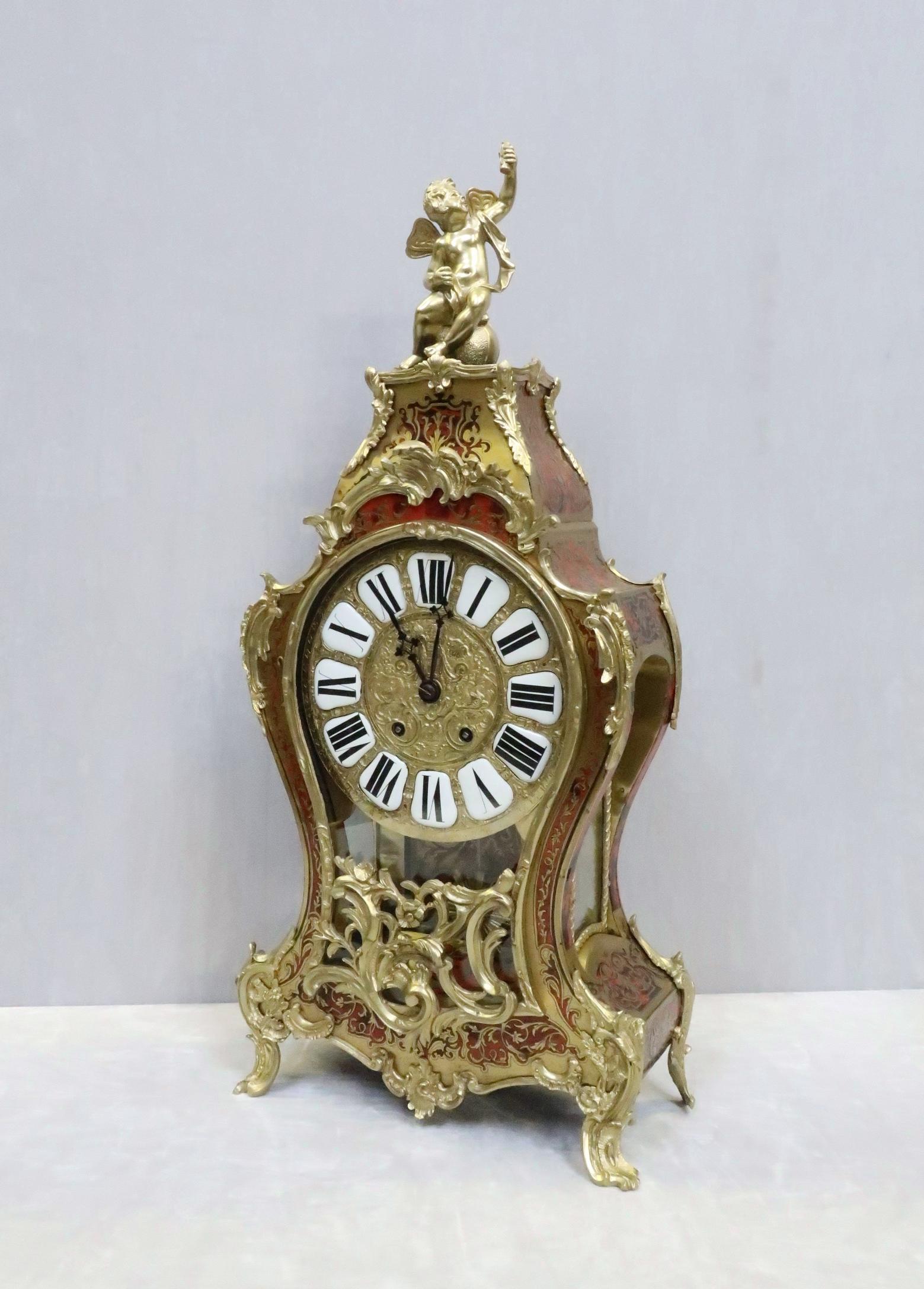 An extremely impressive and fine quality French Louis XV style boulle red tortoise shell and engraved brass inlaid bracket clock. The clock has very good quality bronze gilt ormolu mounts with cherub finial to the top, front and side glass viewing