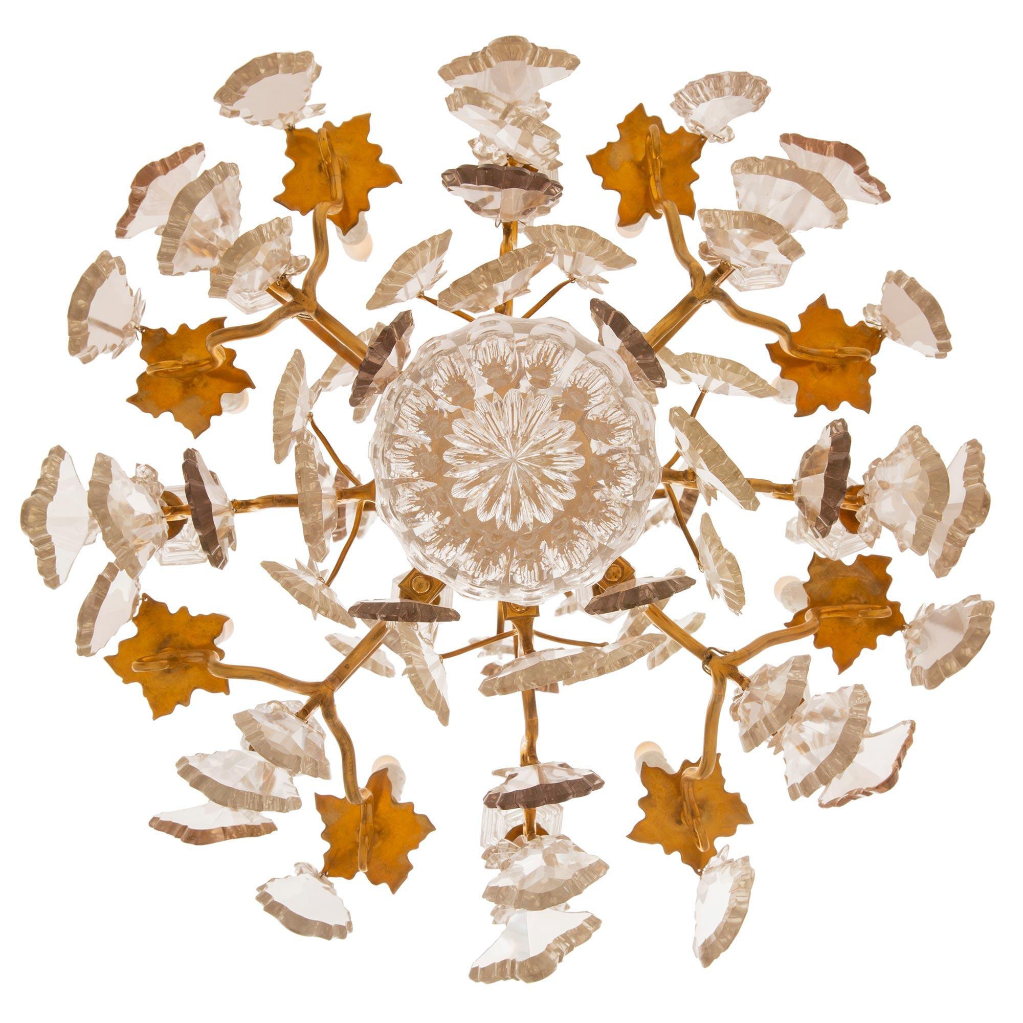 Lampadario a otto luci in cristallo e ormolu in stile Luigi XV francese del XIX secolo in vendita 2
