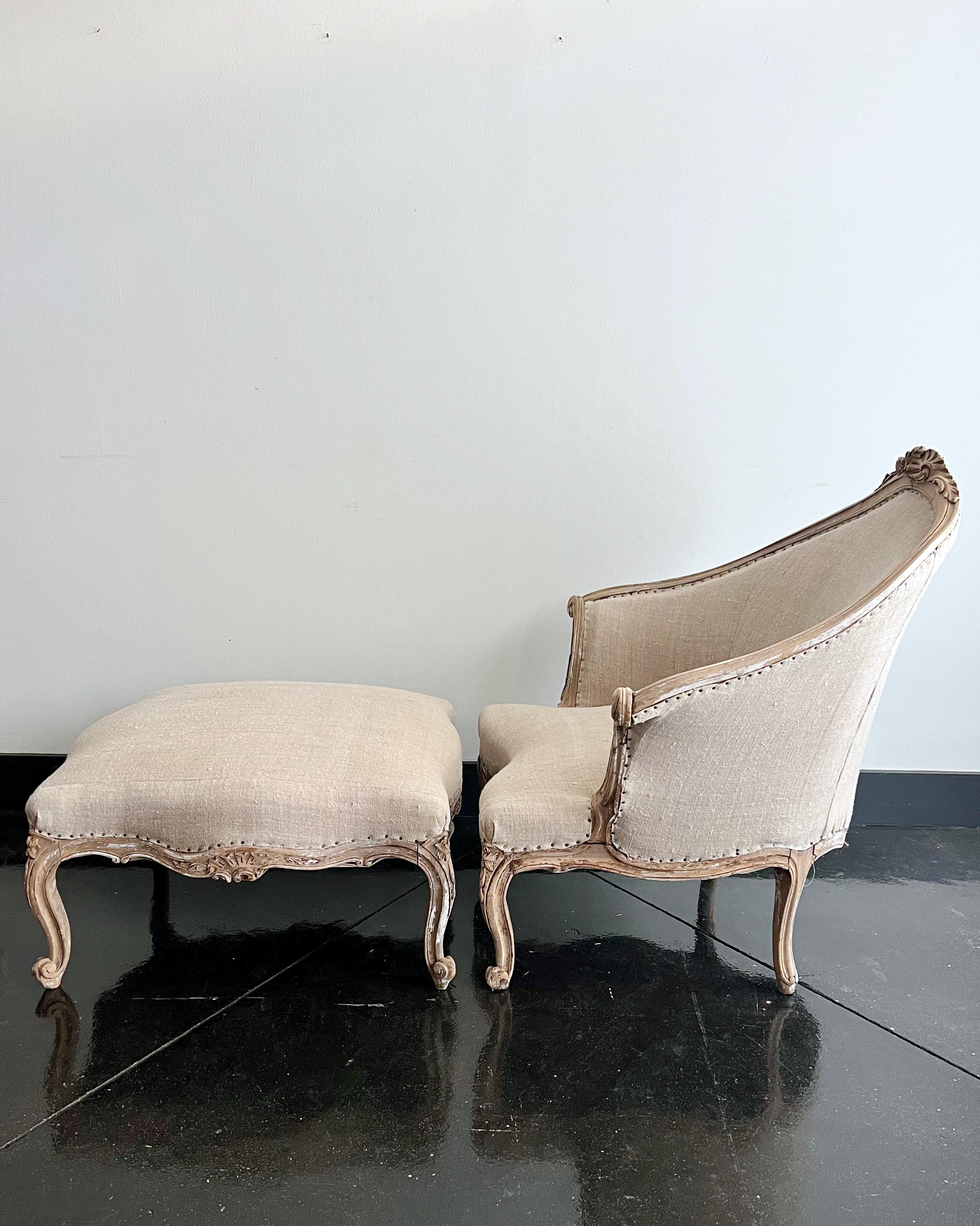 Französischer Duchesse-Brisée-Sessel des 19. Jahrhunderts mit dazugehörigem Fußhocker im Louis-XV-Stil, Sitzfläche mit leicht konkaver Rückenlehne, Rückenlehne aus Eichenholz mit zentraler geschnitzter Rosette. Sowohl der Stuhl als auch der Hocker