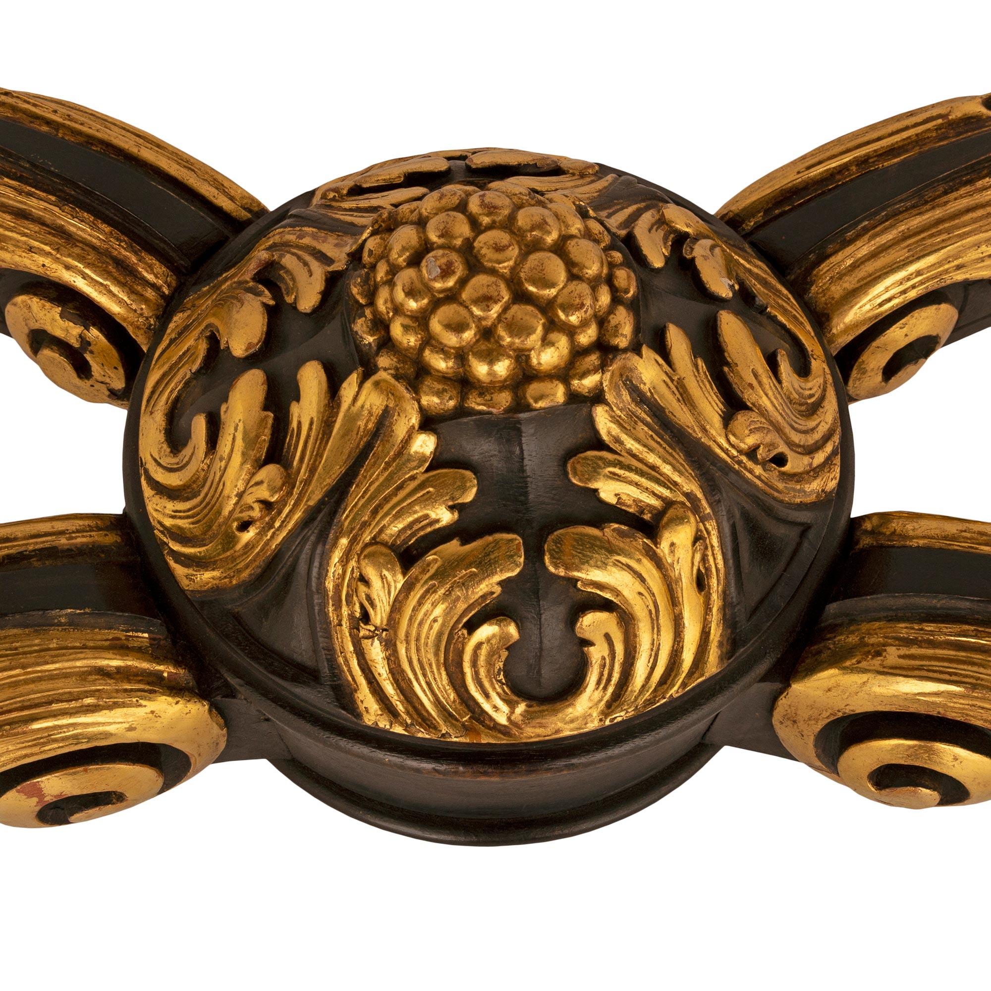 Mesa central francesa del siglo XIX estilo Luis XV de madera ebonizada de frutal y giltwood en venta 4