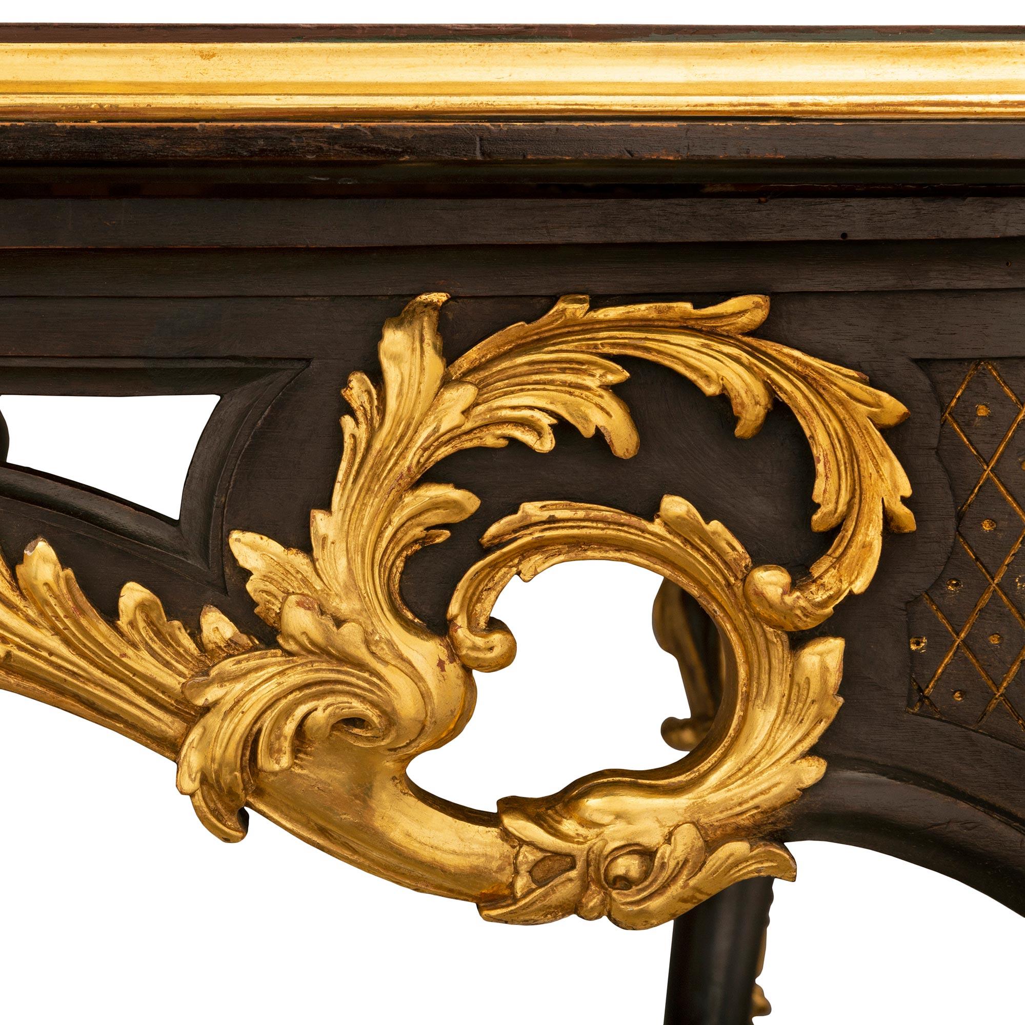 Mesa central francesa del siglo XIX estilo Luis XV de madera ebonizada de frutal y giltwood en venta 1