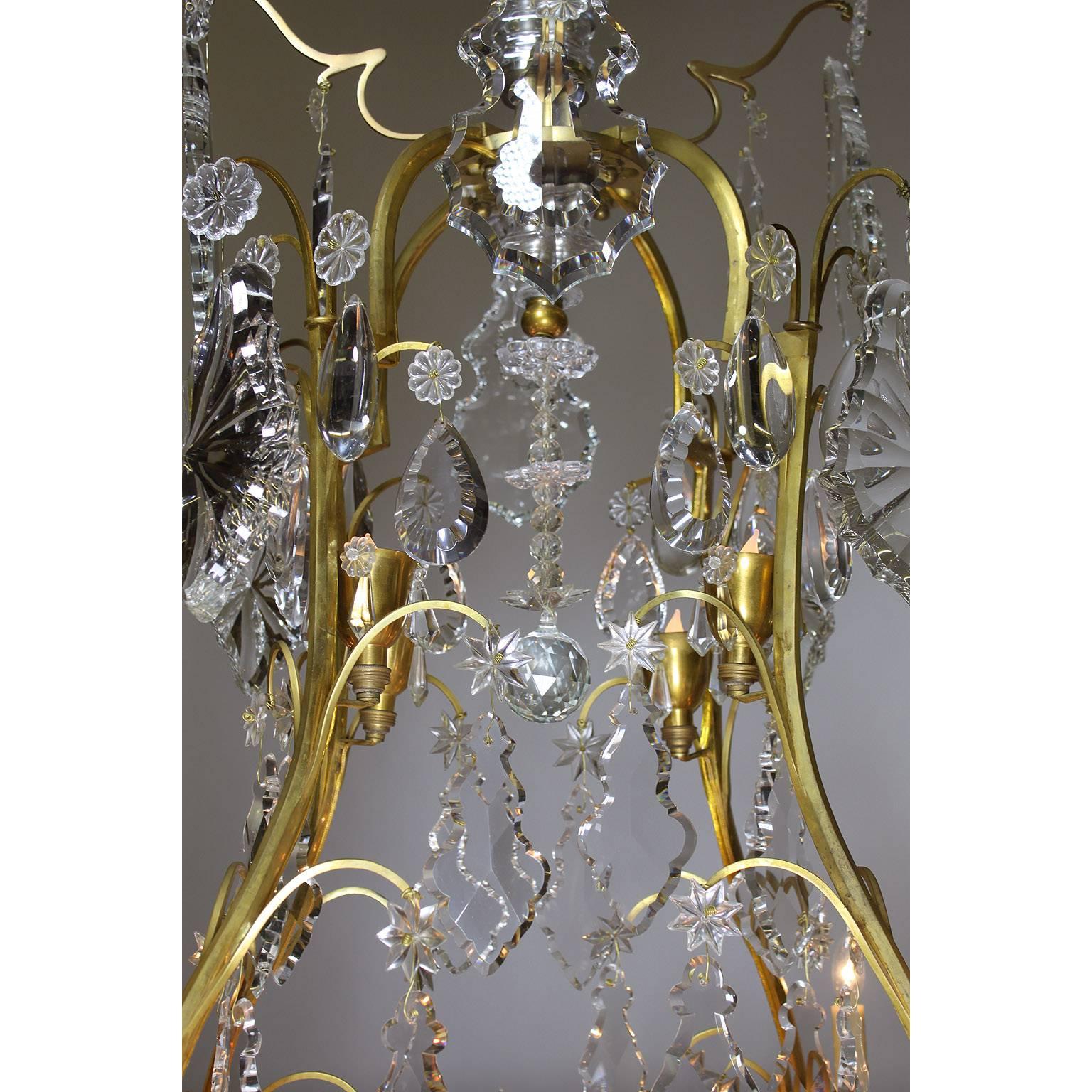 Lampadario francese del XIX secolo in stile Luigi XV in bronzo dorato e cristallo in vendita 3