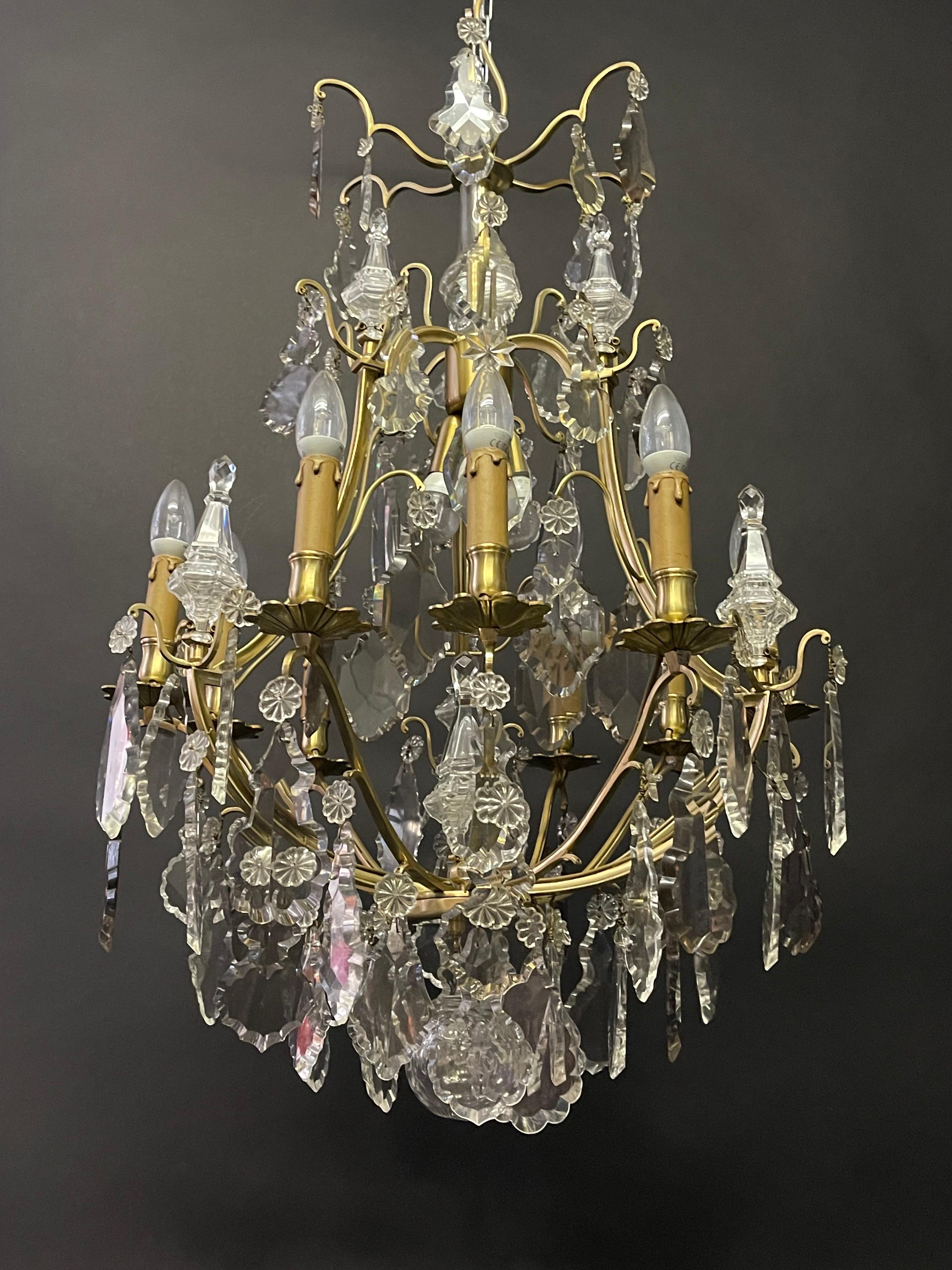 French 19th Century Louis XV Style Gilt Bronze and Crystal Chandelier In Excellent Condition For Sale In Wiesbaden, Hessen
