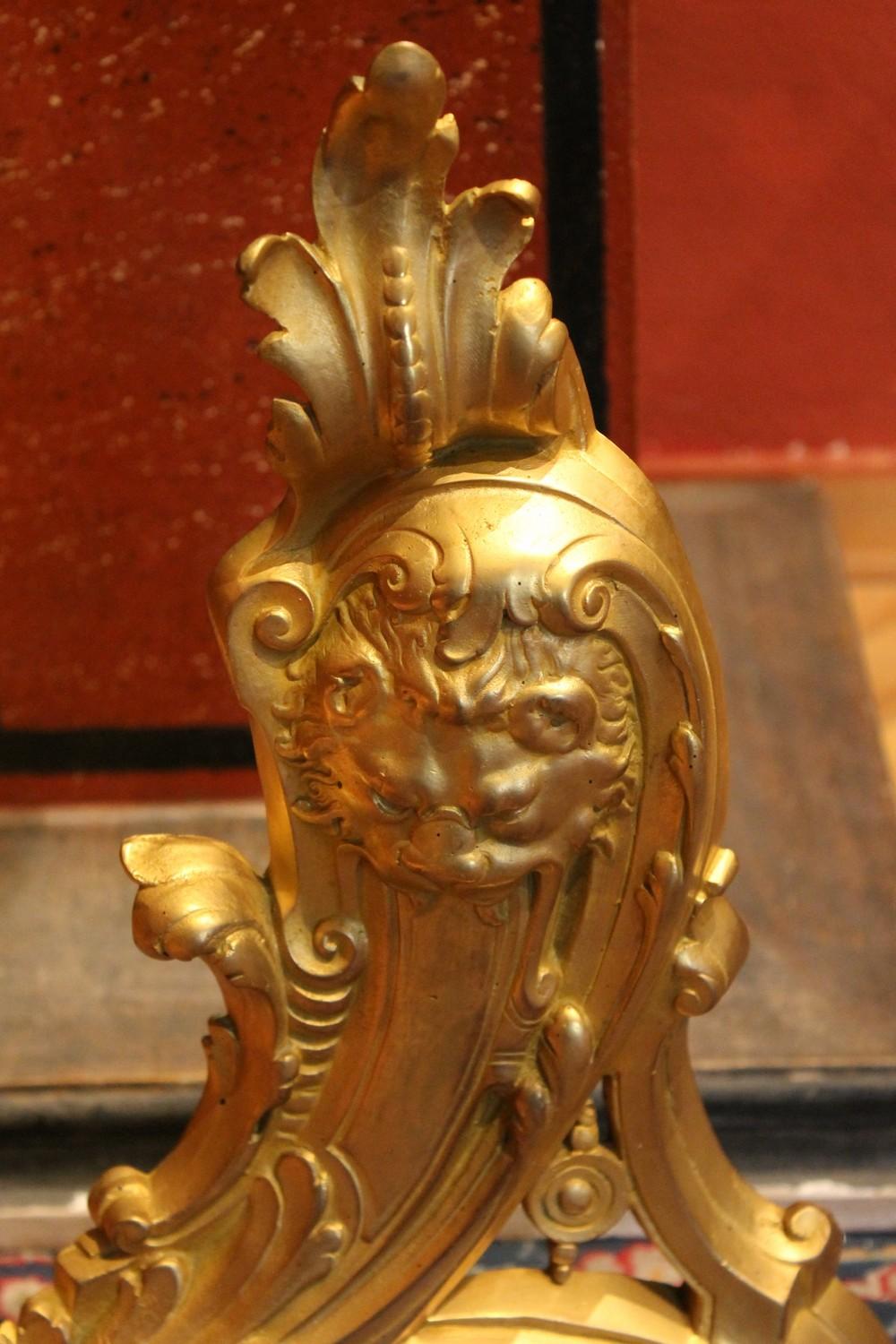 Chenets de cheminée français de style Louis XV du 19ème siècle en bronze doré à tête de lion en vente 7