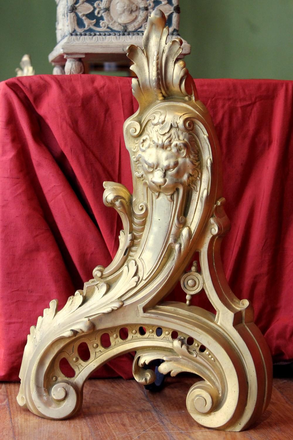 Chenets de cheminée français de style Louis XV du 19ème siècle en bronze doré à tête de lion en vente 10