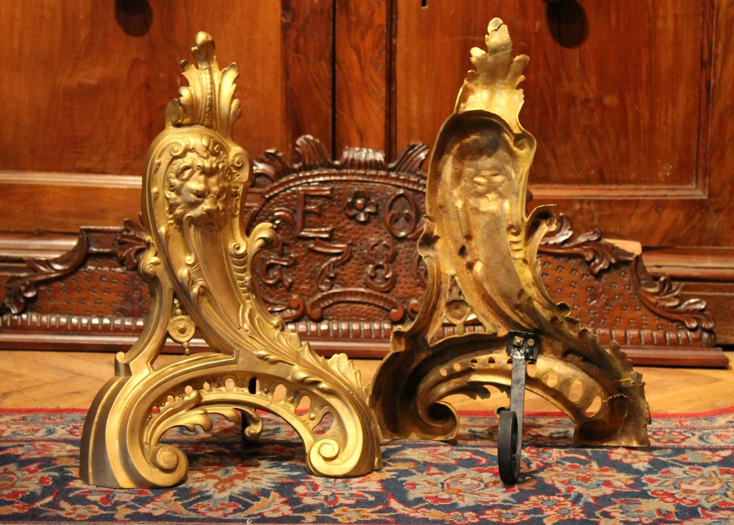 French 19th Century Louis XV Style Gilt Bronze Lions Head Fireplace Andirons In Good Condition For Sale In Firenze, IT