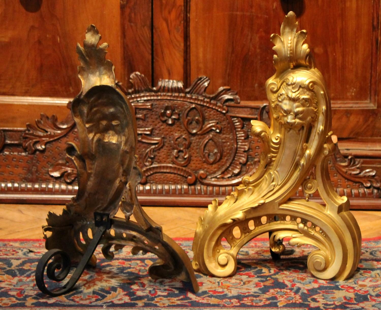 XIXe siècle Chenets de cheminée français de style Louis XV du 19ème siècle en bronze doré à tête de lion en vente