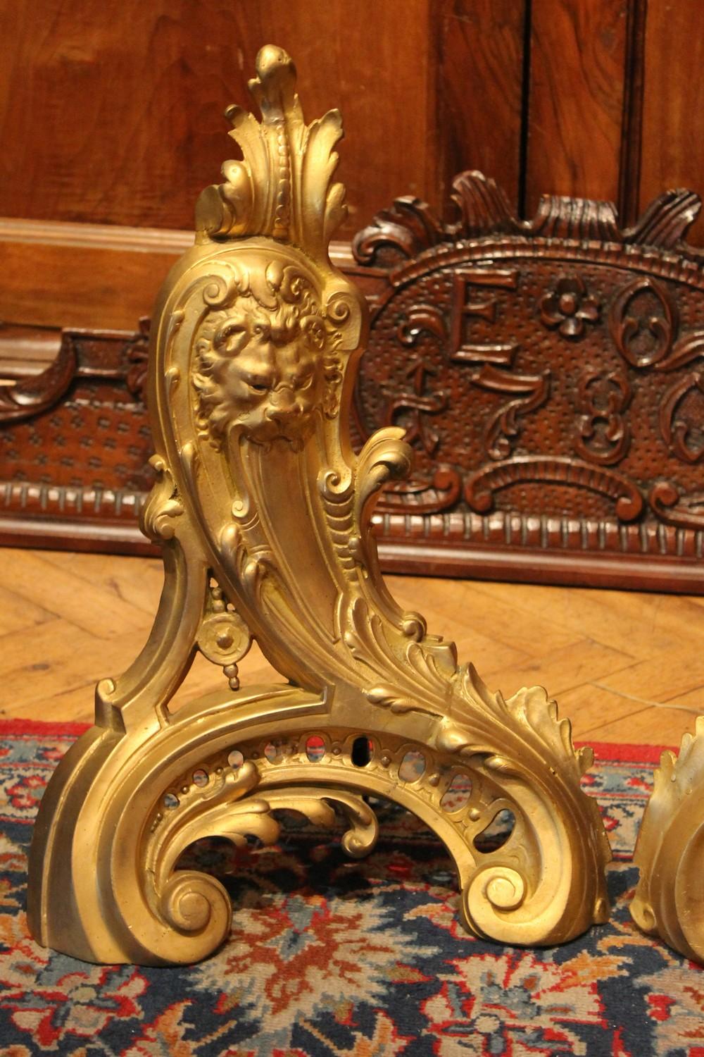 Feuerböcke mit Löwenkopf aus vergoldeter Bronze im Louis XV.-Stil des 19. Jahrhunderts im Angebot 1