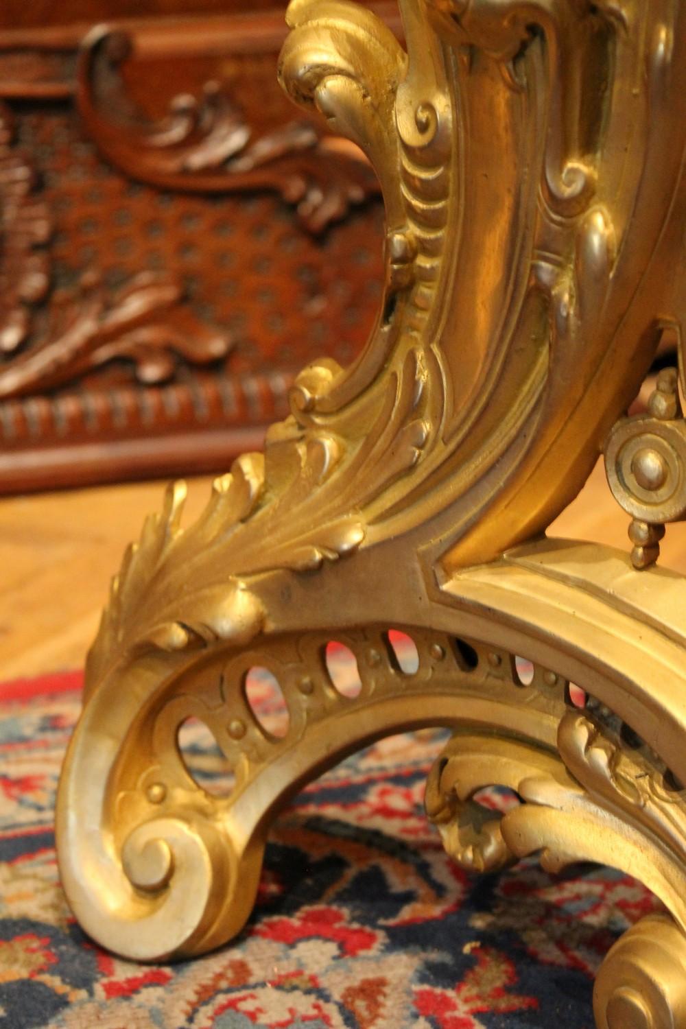 Feuerböcke mit Löwenkopf aus vergoldeter Bronze im Louis XV.-Stil des 19. Jahrhunderts im Angebot 4