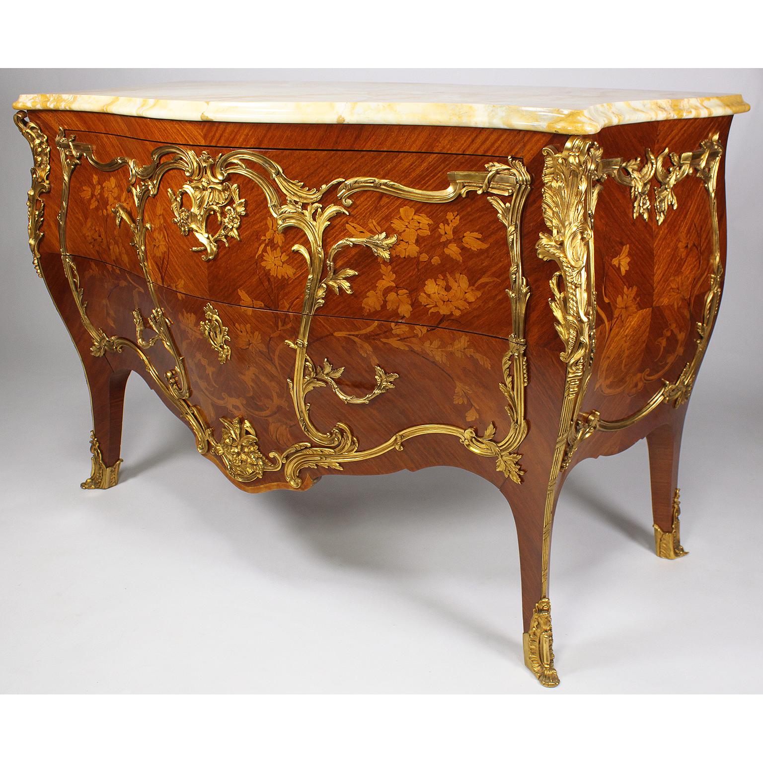 Eine feine Kommode mit zwei Schubladen im Louis XV-Stil aus Königsholz und Tulpenholz mit floralen Intarsien aus Bombé und einer Platte aus gelbem, königlich geädertem Marmor, montiert in vergoldeter Bronze. Der serpentinenförmige Korpus mit zwei