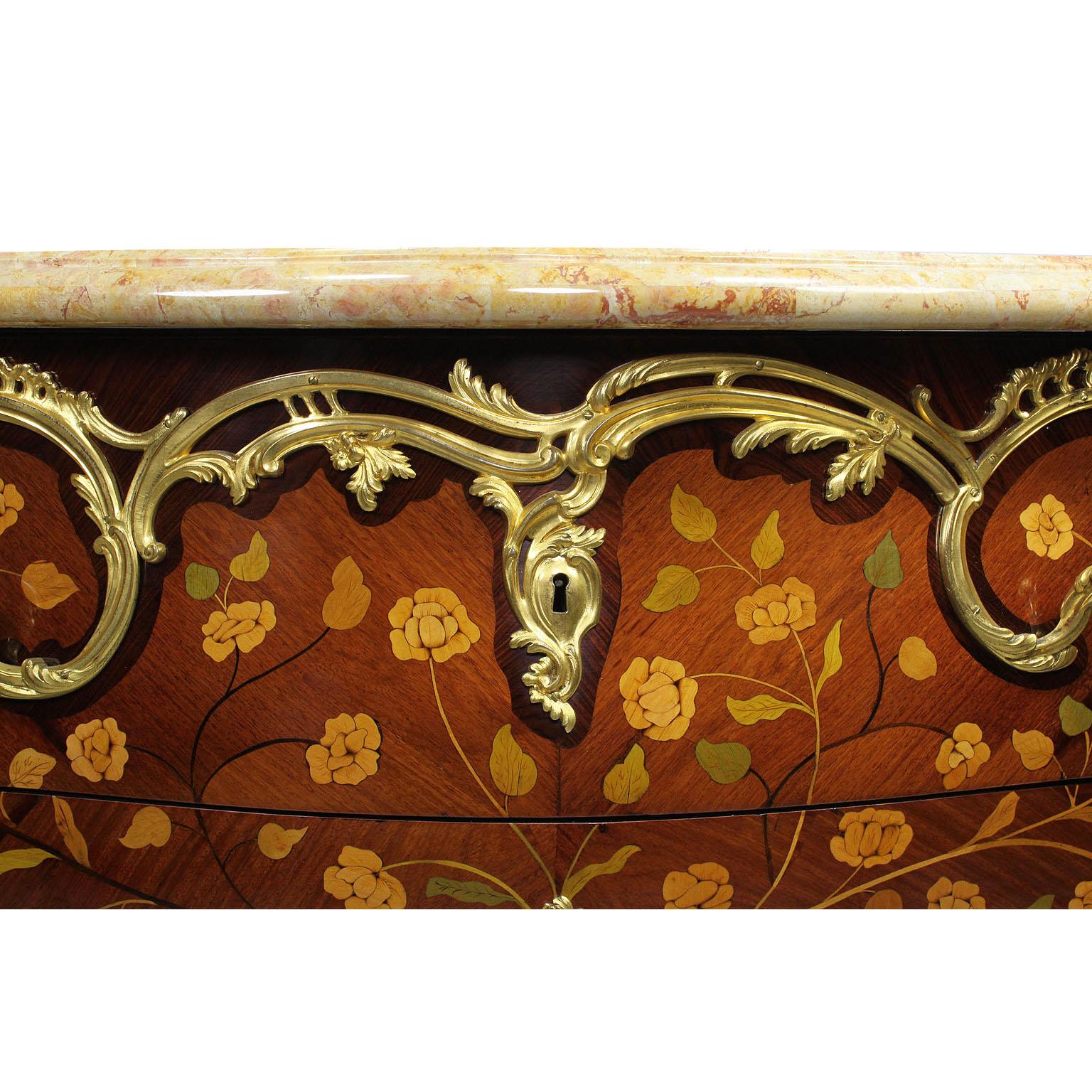 Kommoden im Louis-XV-Stil des 19. Jahrhunderts mit Intarsien aus vergoldeter Bronze, Paar (Vergoldet) im Angebot