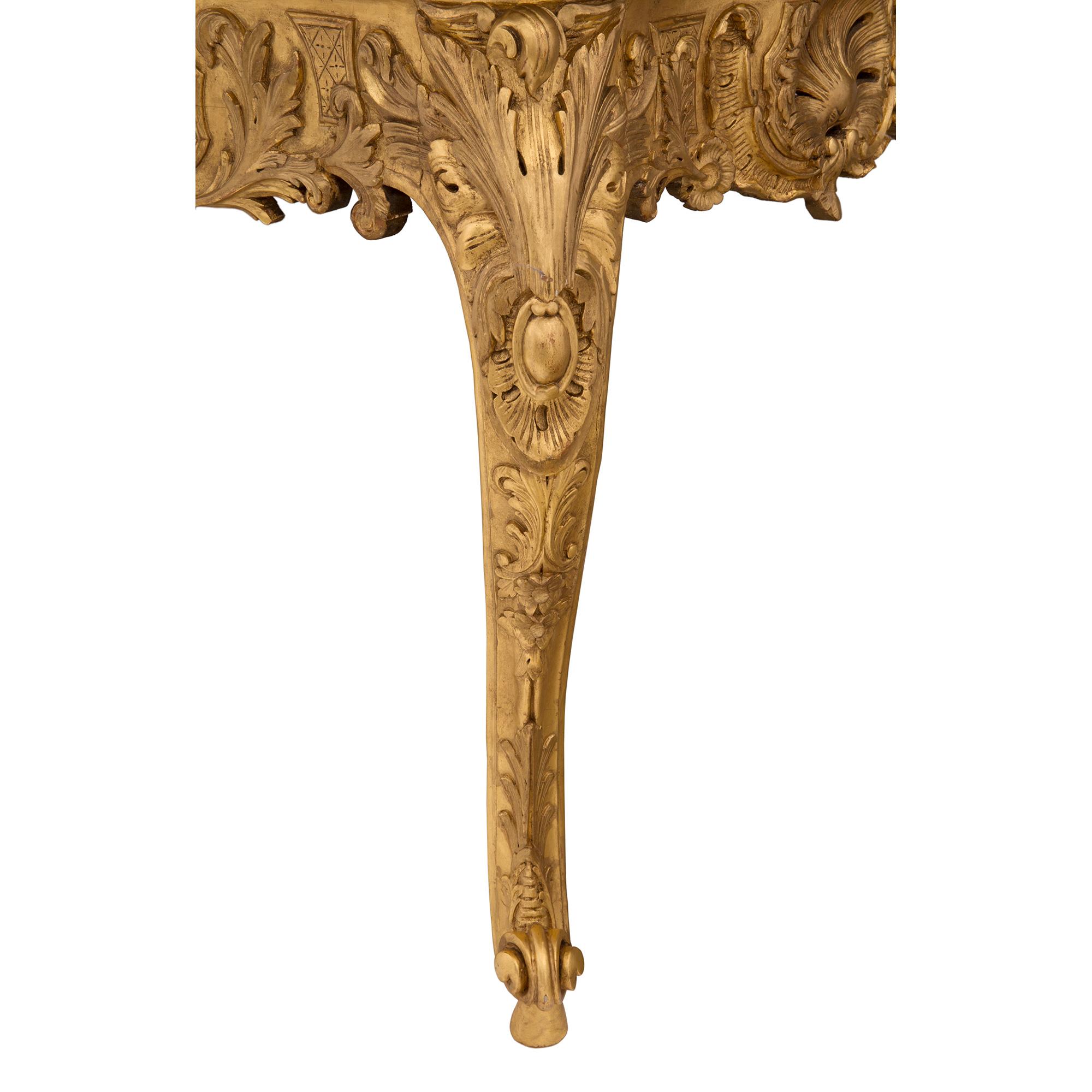 Mesa de centro francesa del siglo XIX estilo Luis XV de madera dorada y mármol en venta 2