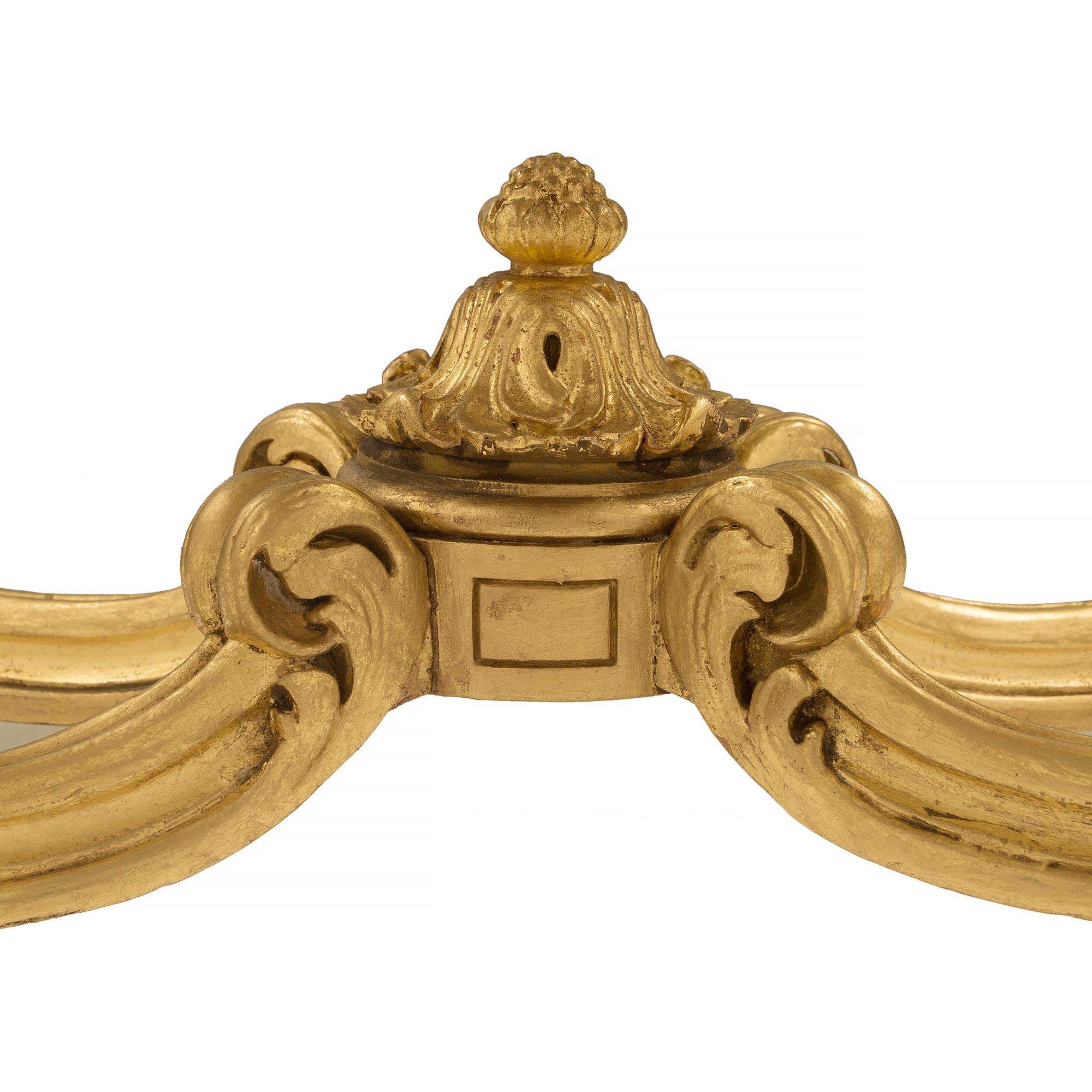 Tavolino da centro in legno dorato e marmo in stile Luigi XV del XIX secolo francese in vendita 4