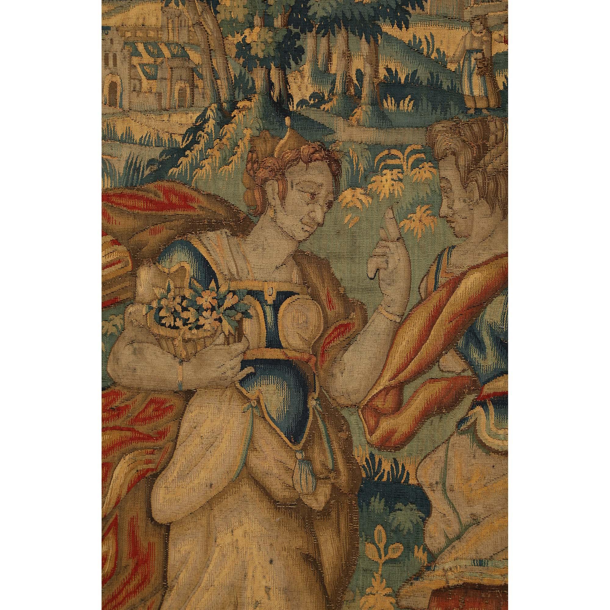 Ein exquisiter und großformatiger flämischer Wandteppich aus dem 17. Jahrhundert, eingerahmt in einen vierteiligen Paravent aus vergoldetem Holz im Stil Louis XV aus dem 19. Der Wandteppich, der Figuren in Kostümen des siebzehnten Jahrhunderts in