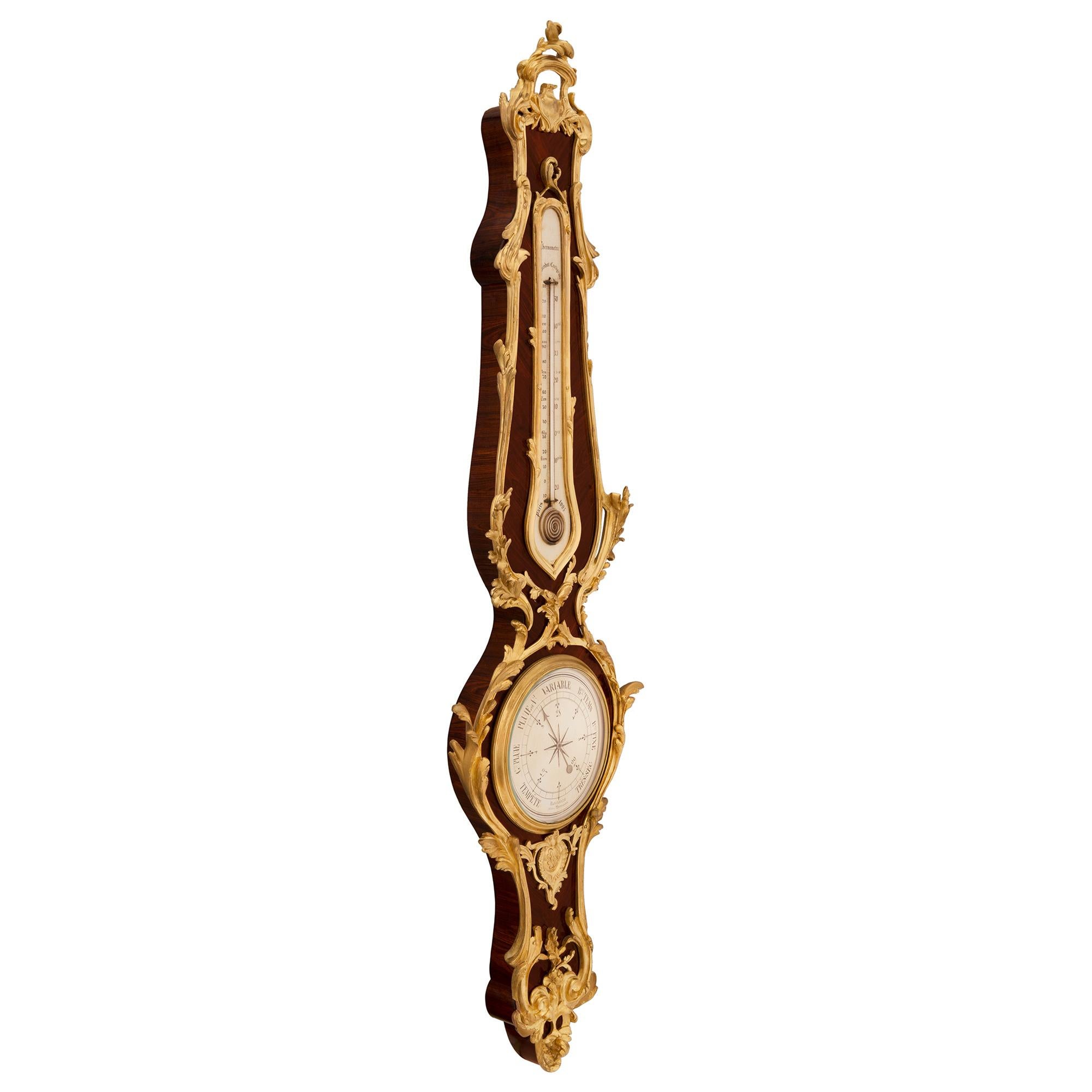 Superbe baromètre/thermomètre français du 19ème siècle, de style Louis XV, en bois royal et bronze doré, signé F. Linke. Le baromètre est centré par une fine réserve de fond feuilletée richement ciselée, avec d'élégants motifs à volutes qui
