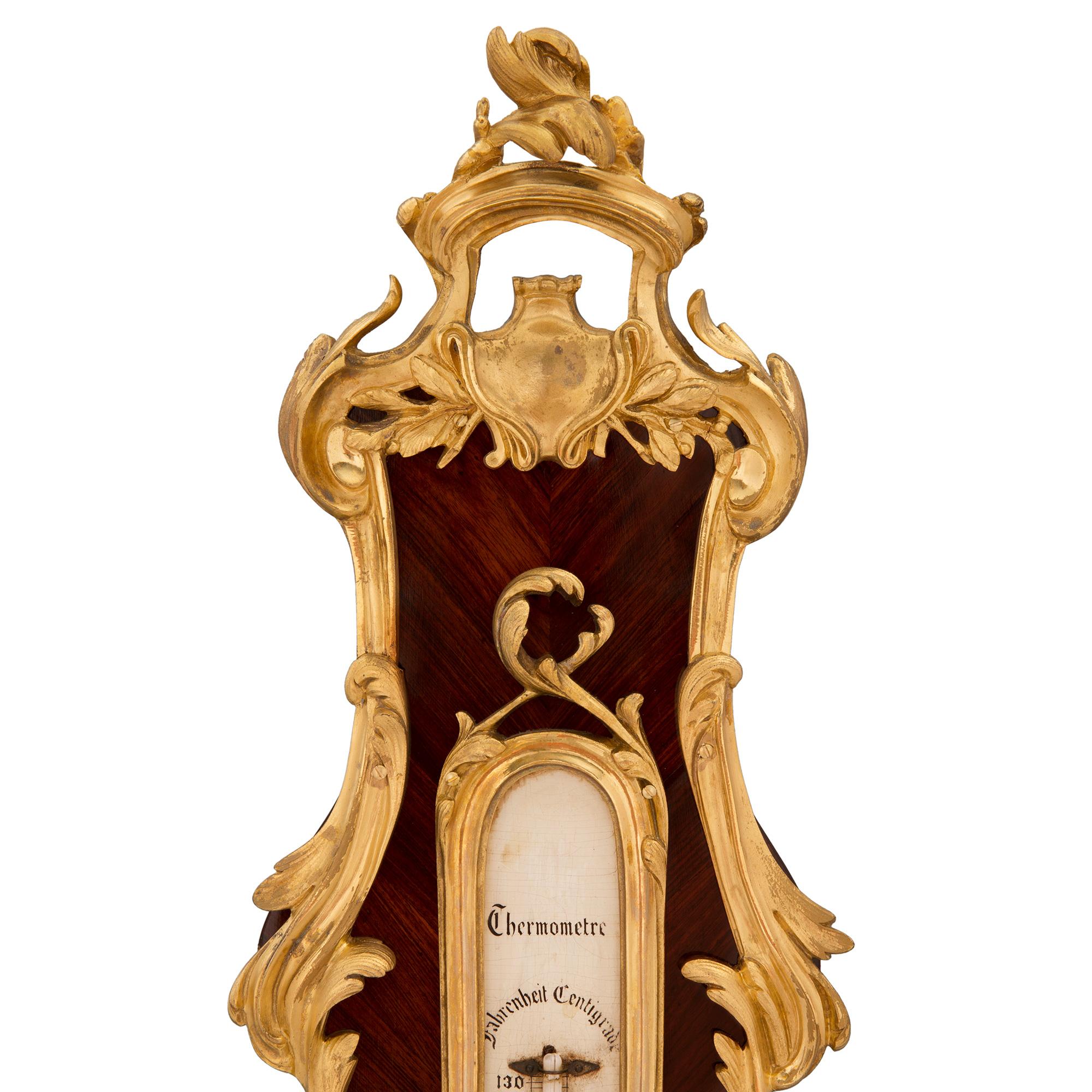 Baromètre/thermomètre de style Louis XV du XIXe siècle en bois de violette et bronze doré Bon état - En vente à West Palm Beach, FL