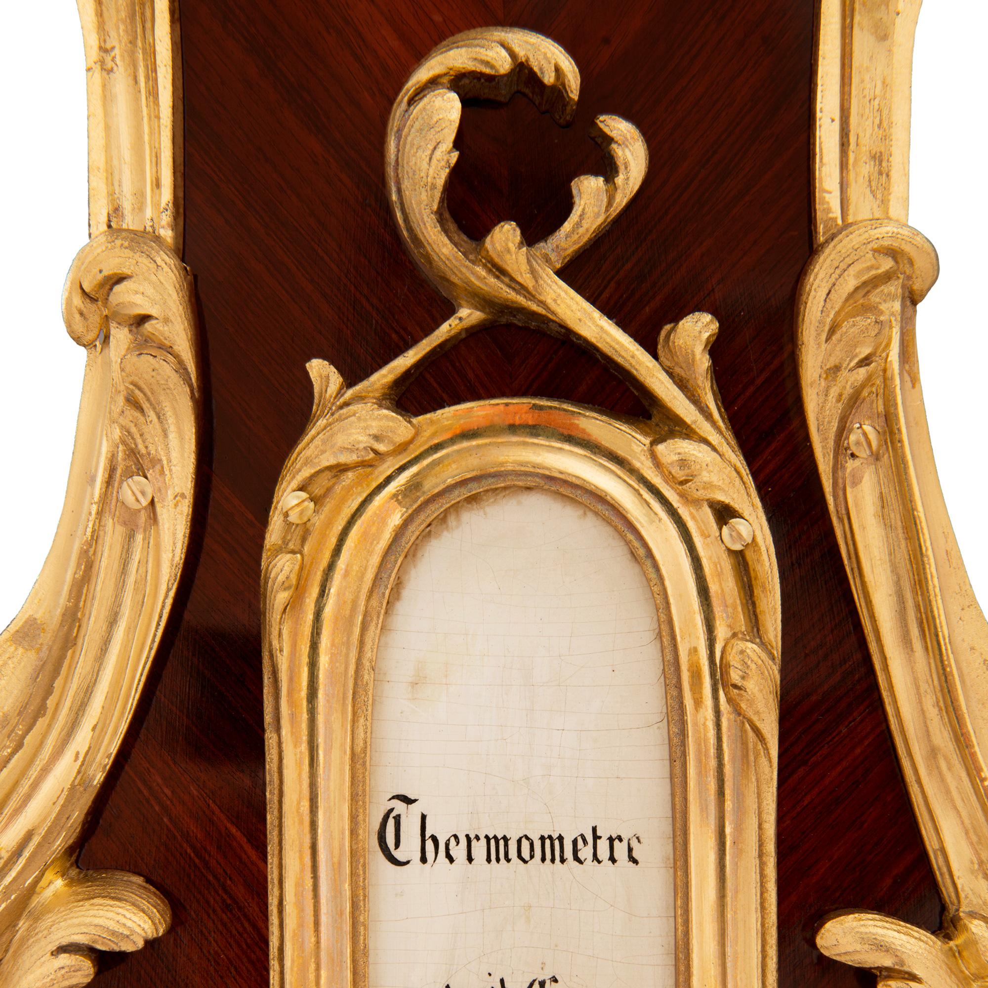 Bronze doré Baromètre/thermomètre de style Louis XV du XIXe siècle en bois de violette et bronze doré en vente