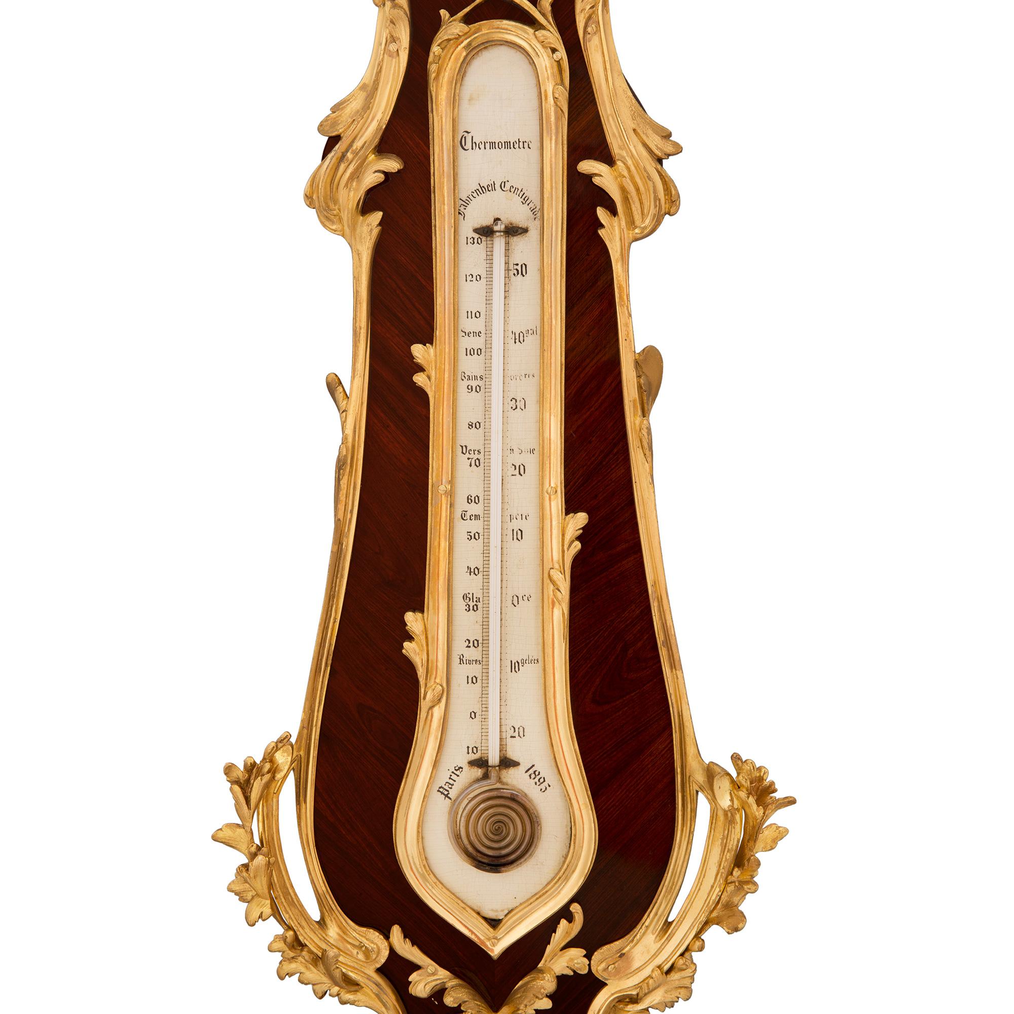 Baromètre/thermomètre de style Louis XV du XIXe siècle en bois de violette et bronze doré en vente 1