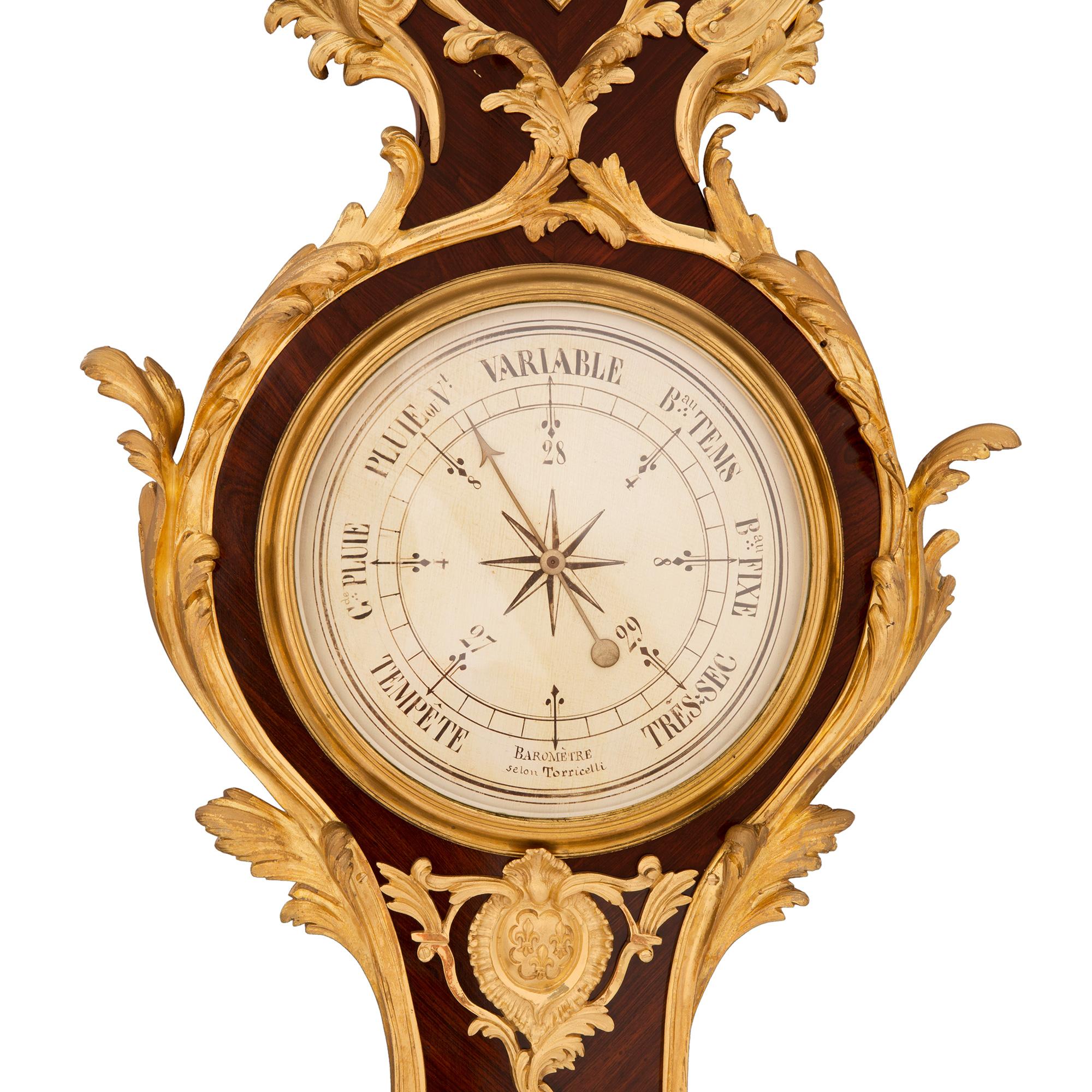 Baromètre/thermomètre de style Louis XV du XIXe siècle en bois de violette et bronze doré en vente 2