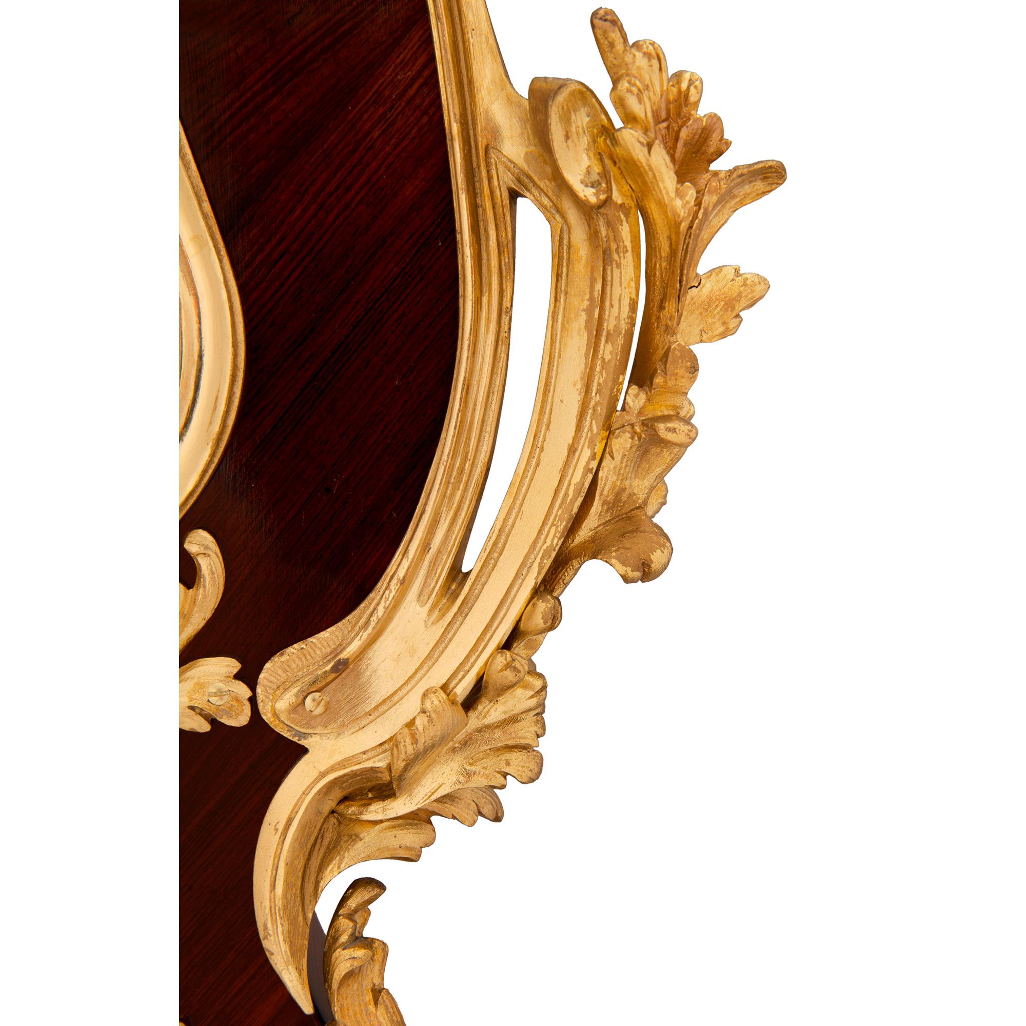 Baromètre/thermomètre de style Louis XV du XIXe siècle en bois de violette et bronze doré en vente 4