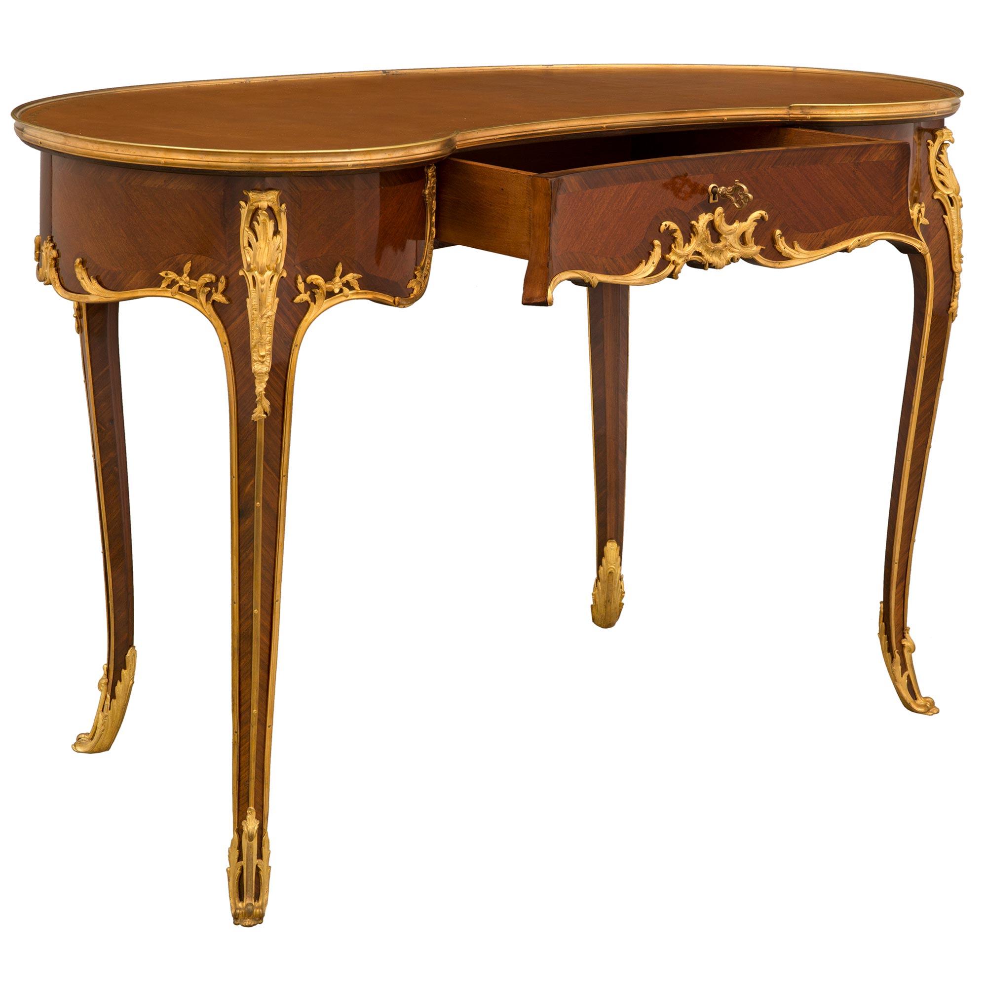Schreibtisch aus Veilchenholz und Goldbronze im Louis-XV-Stil des 19. Jahrhunderts, Linke zugeschrieben (Französisch) im Angebot