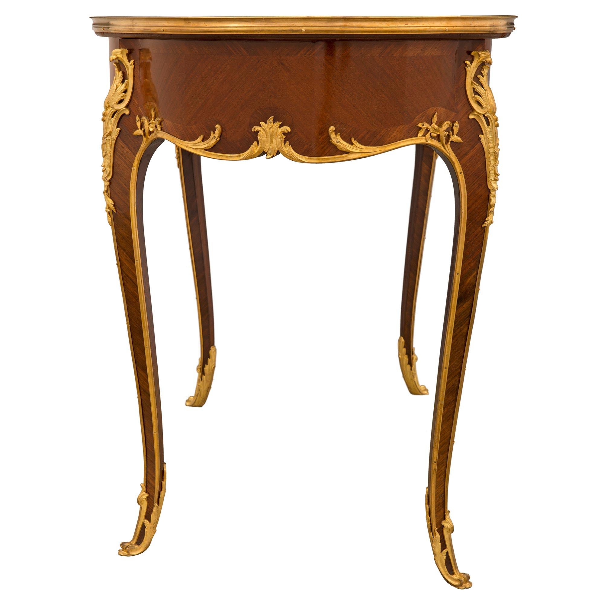 Schreibtisch aus Veilchenholz und Goldbronze im Louis-XV-Stil des 19. Jahrhunderts, Linke zugeschrieben im Zustand „Gut“ im Angebot in West Palm Beach, FL