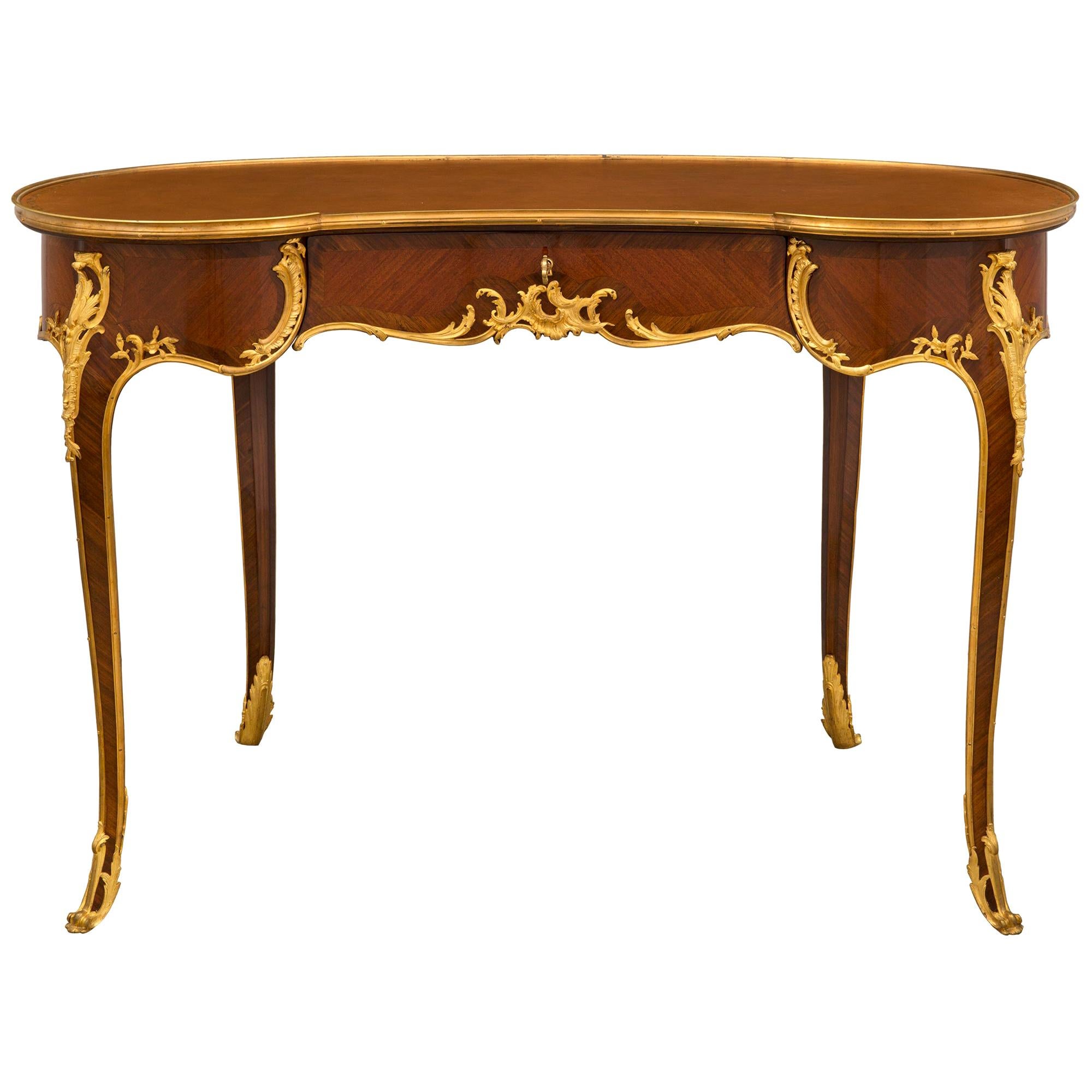 Schreibtisch aus Veilchenholz und Goldbronze im Louis-XV-Stil des 19. Jahrhunderts, Linke zugeschrieben