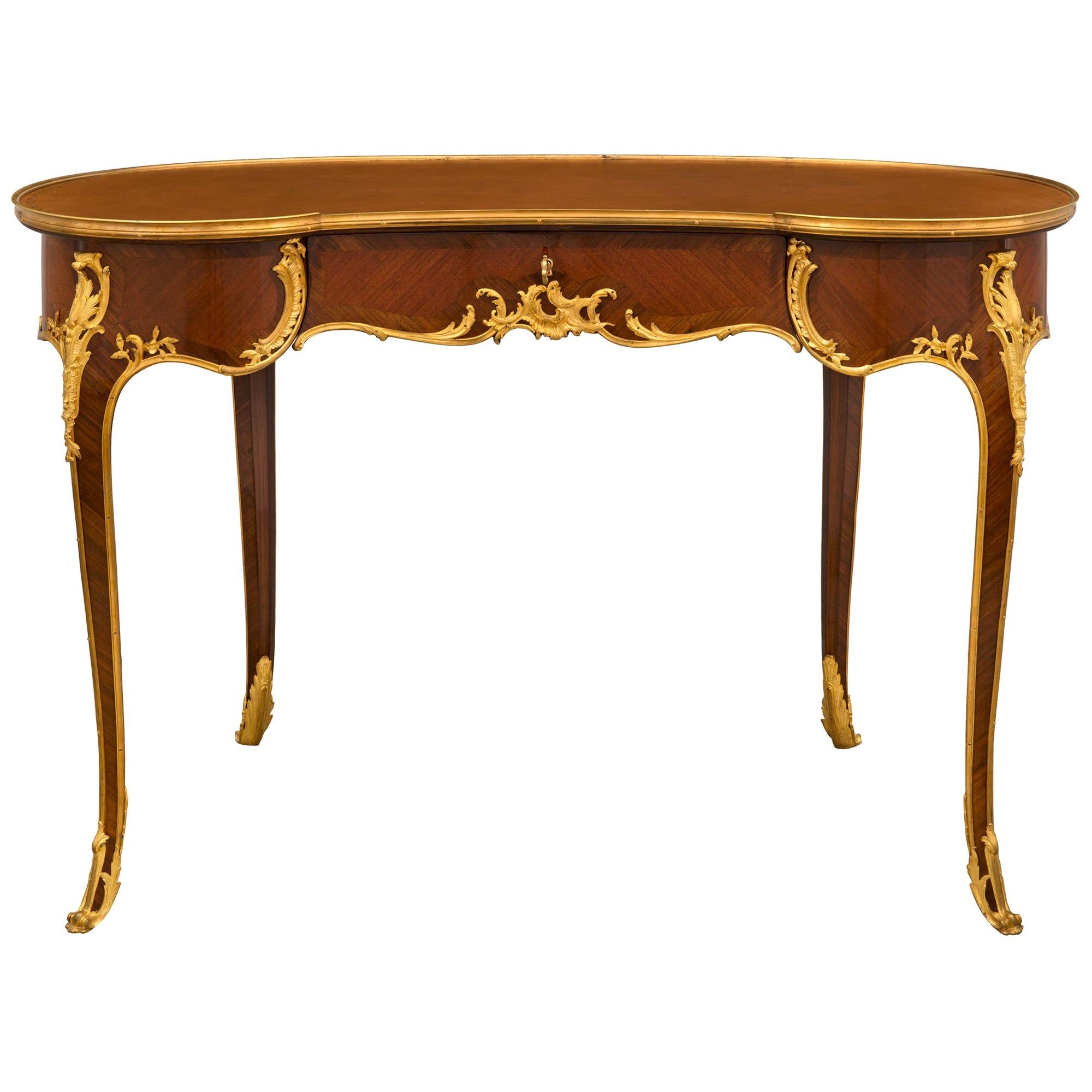 Bureau français du 19ème siècle de style Louis XV en bois de violette et bronze doré, attribué à Linke en vente