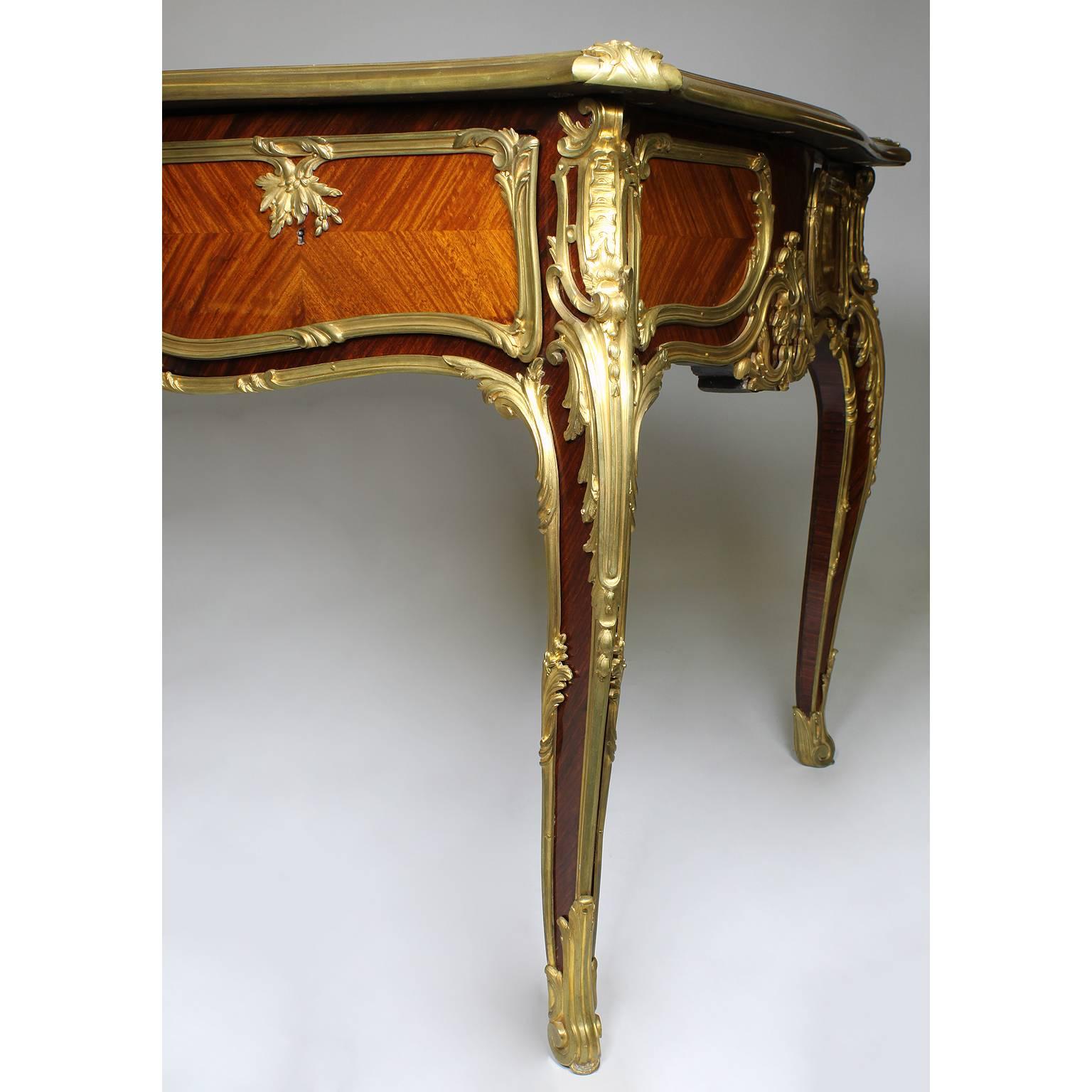 Schreibtisch aus vergoldeter Bronze im Louis-XV-Stil des 19. Jahrhunderts aus Veilchenholz mit vergoldeter Platte (Louis XV.) im Angebot
