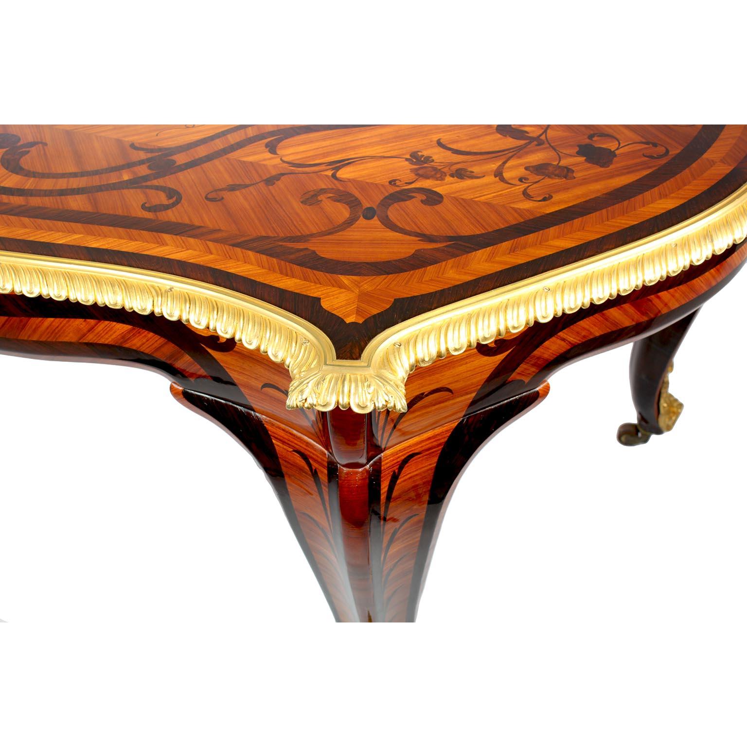 Französisch 19. Jahrhundert Louis XV-Stil Königsholz Marqueterie Ormolu-montiert Schreibtisch Tisch (Mahagoni) im Angebot
