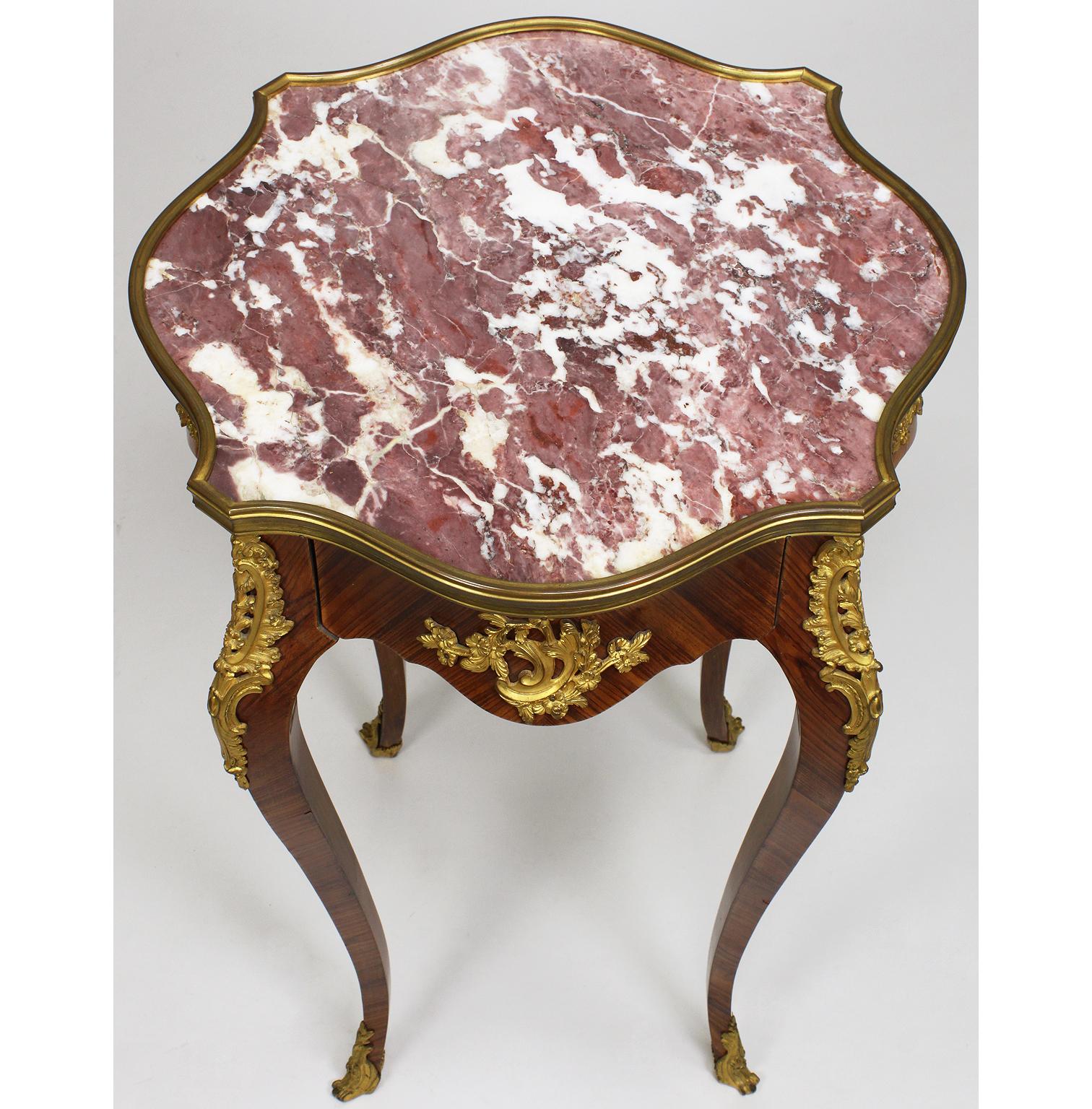 Beistelltisch Gueridon aus Veilchenholz und Goldbronze im Louis-XV-Stil des 19. Jahrhunderts (Vergoldet) im Angebot