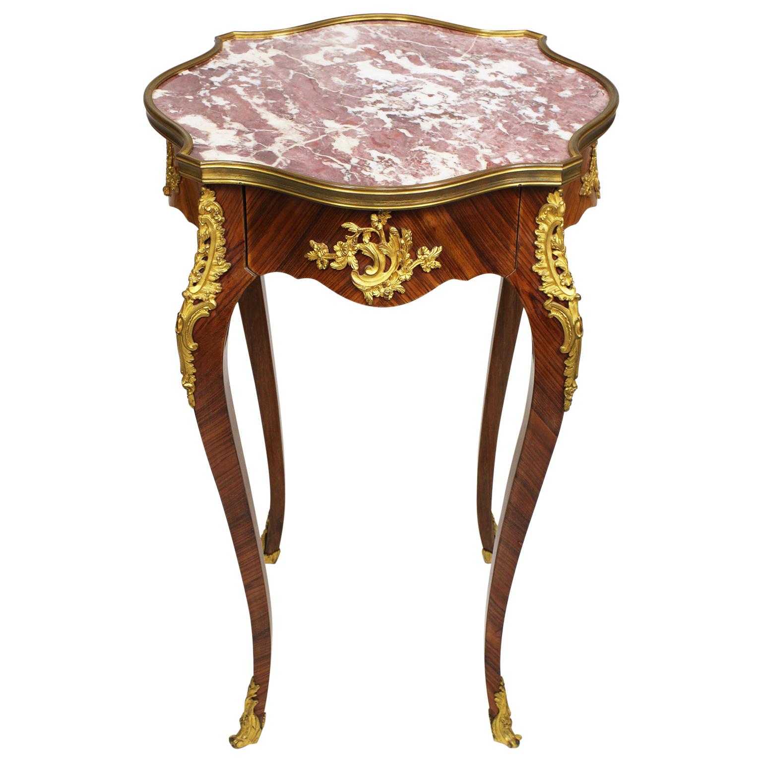Guéridon de table d'appoint française du XIXe siècle de style Louis XV en bois de violette et bronze doré