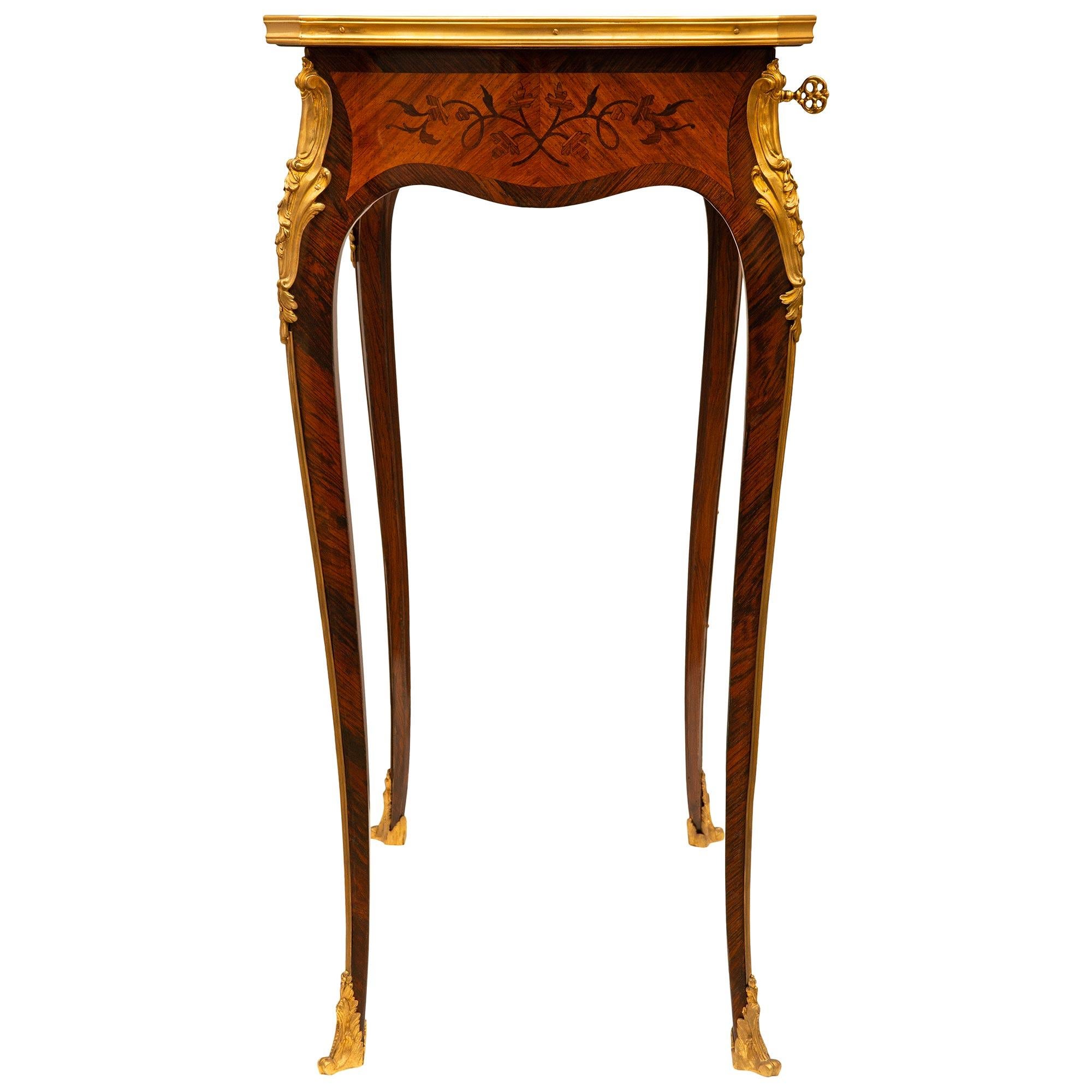 XIXe siècle  Table d'appoint française en bois de violette de style Louis XV du 19ème siècle en vente