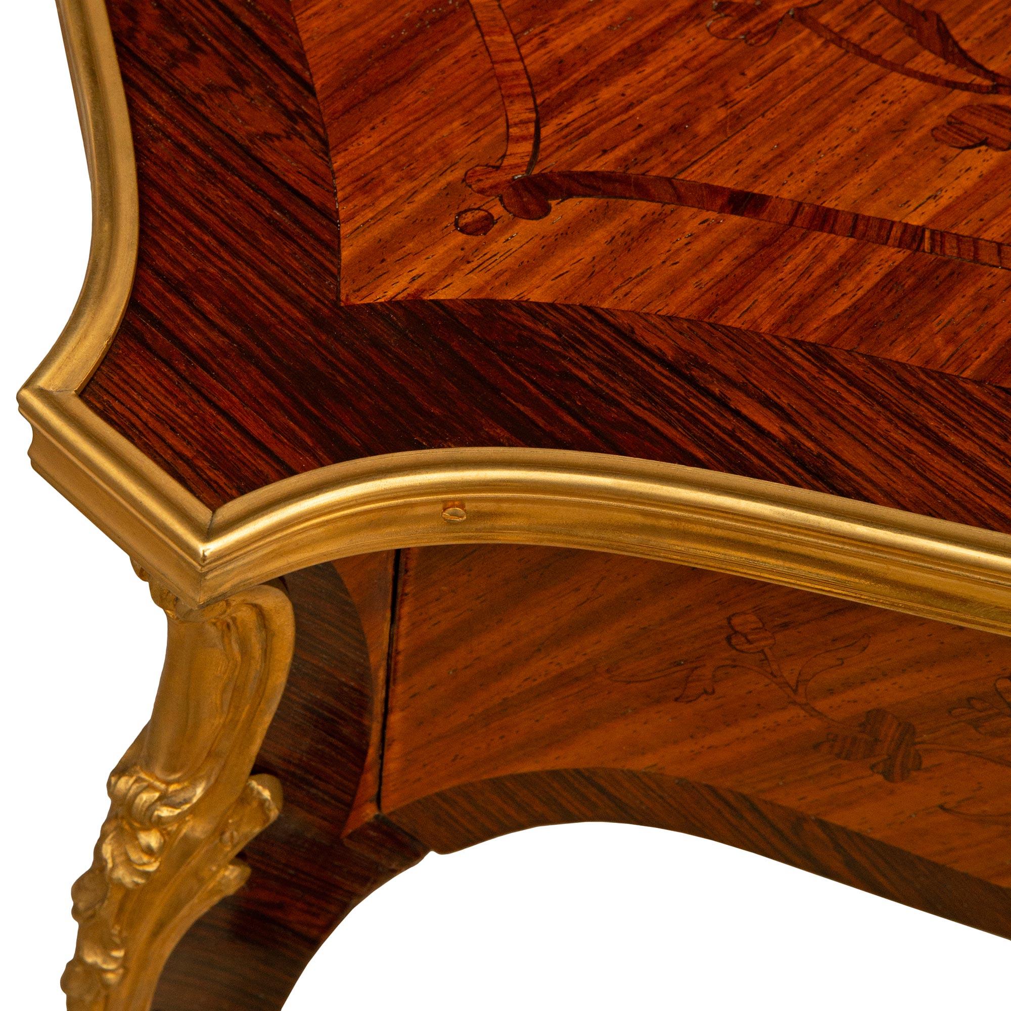 Bronze doré  Table d'appoint française en bois de violette de style Louis XV du 19ème siècle en vente